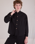 Quinn is 6'3" and wearing S Cropped Overshirt in Basic Black