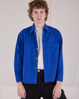 Quinn is 6'3" and wearing S Cropped Overshirt in Royal Blue