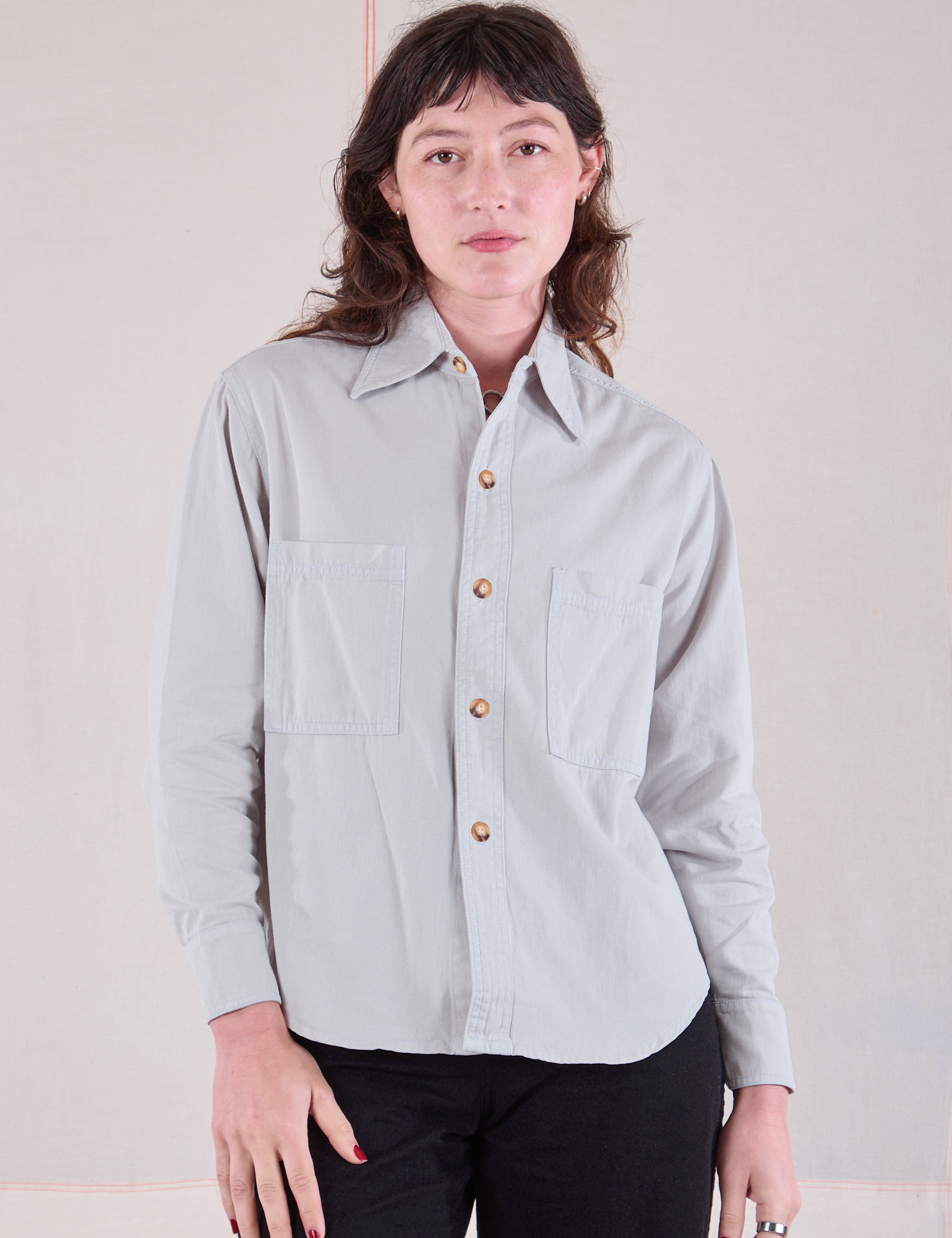 Alex is 5&#39;8&quot; and wearing P Cropped Overshirt in Stone White