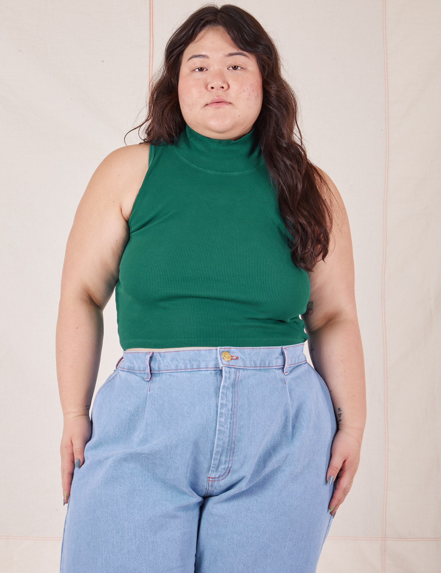 Ashley is 5&#39;7&quot; and wearing L Sleeveless Essential Turtleneck in Hunter Green