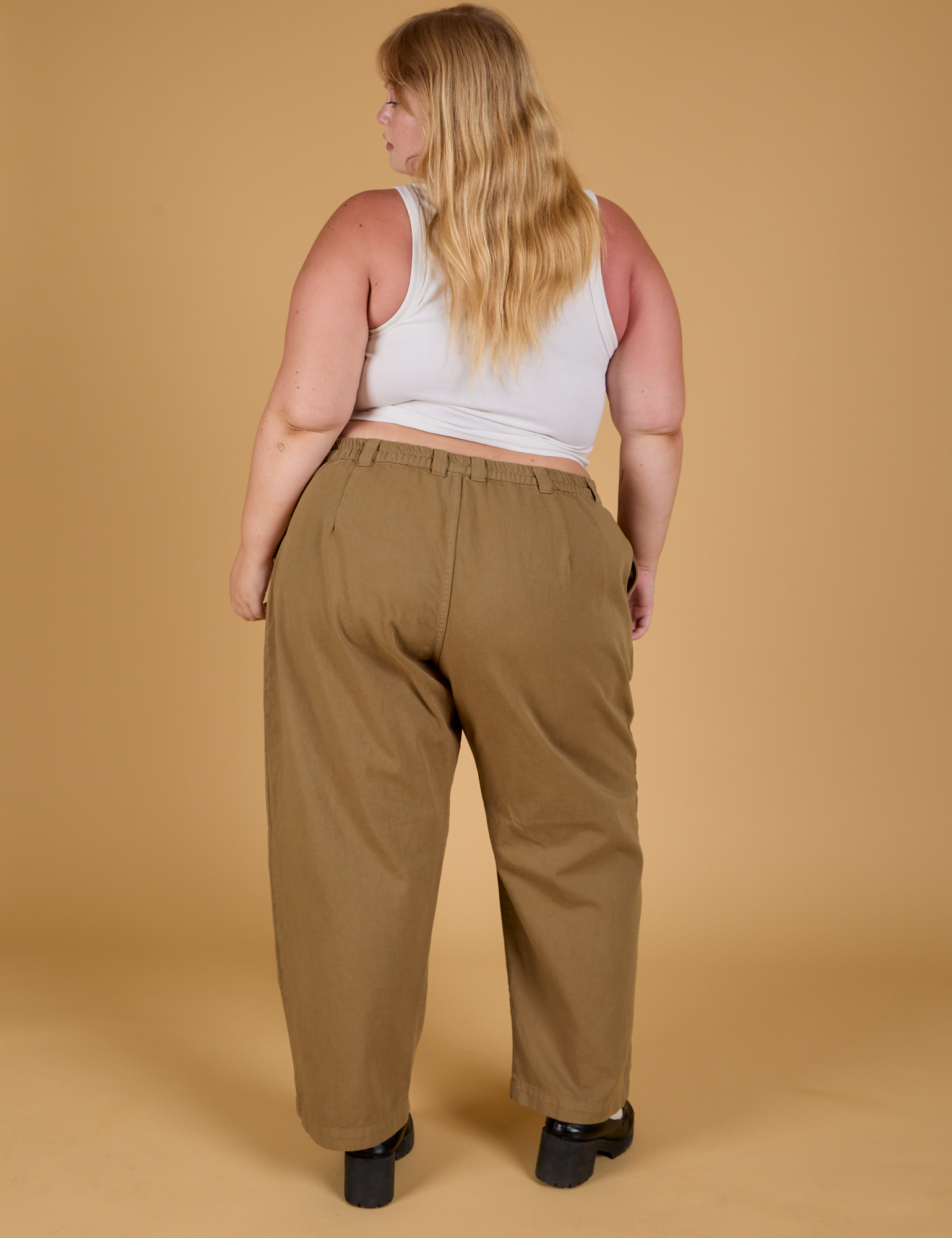 Baggy Mid-Rise Trousers in Desert Brown back view on Juliet