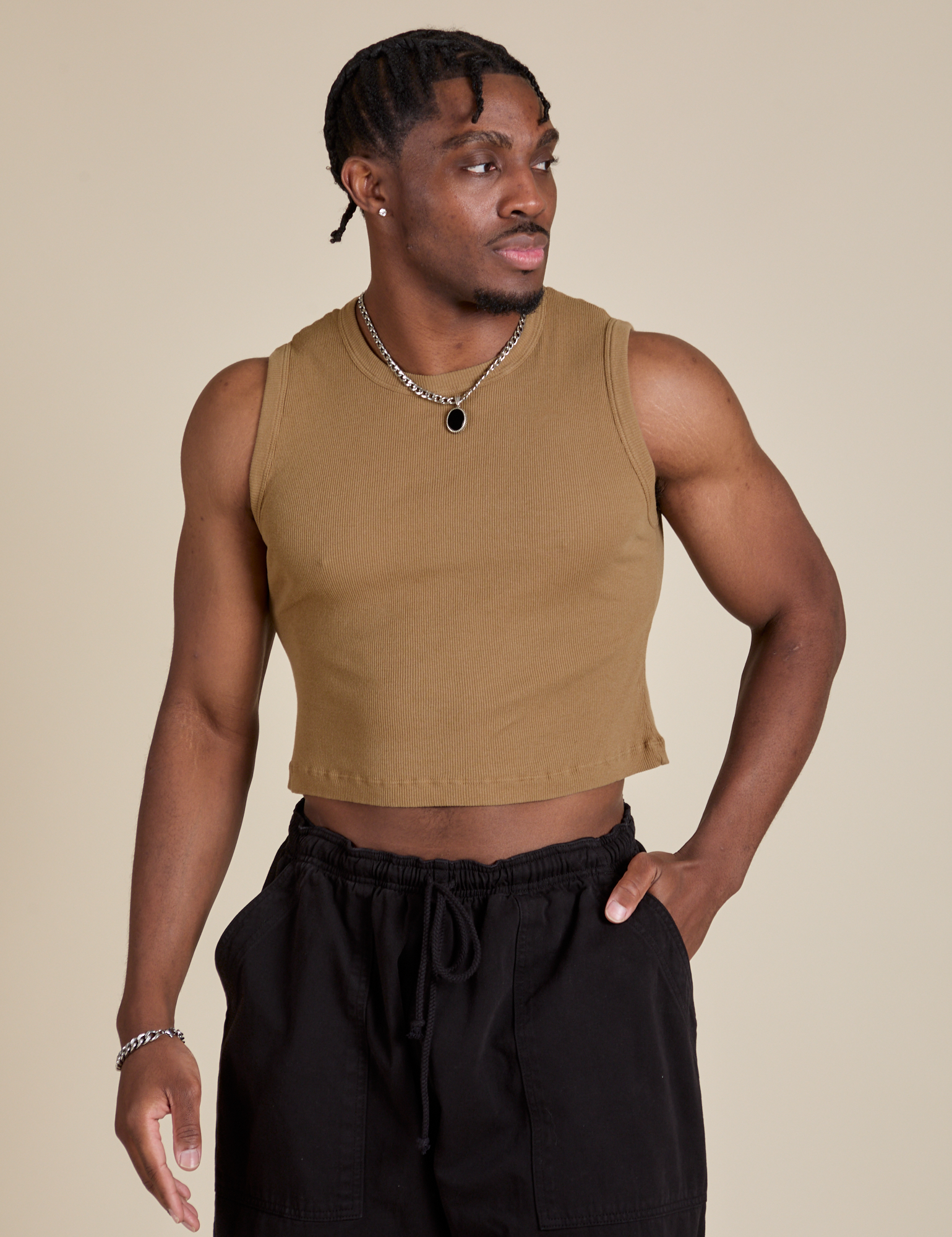 Isaac is 5’10” and wearing S Muscle Tee in Desert Brown