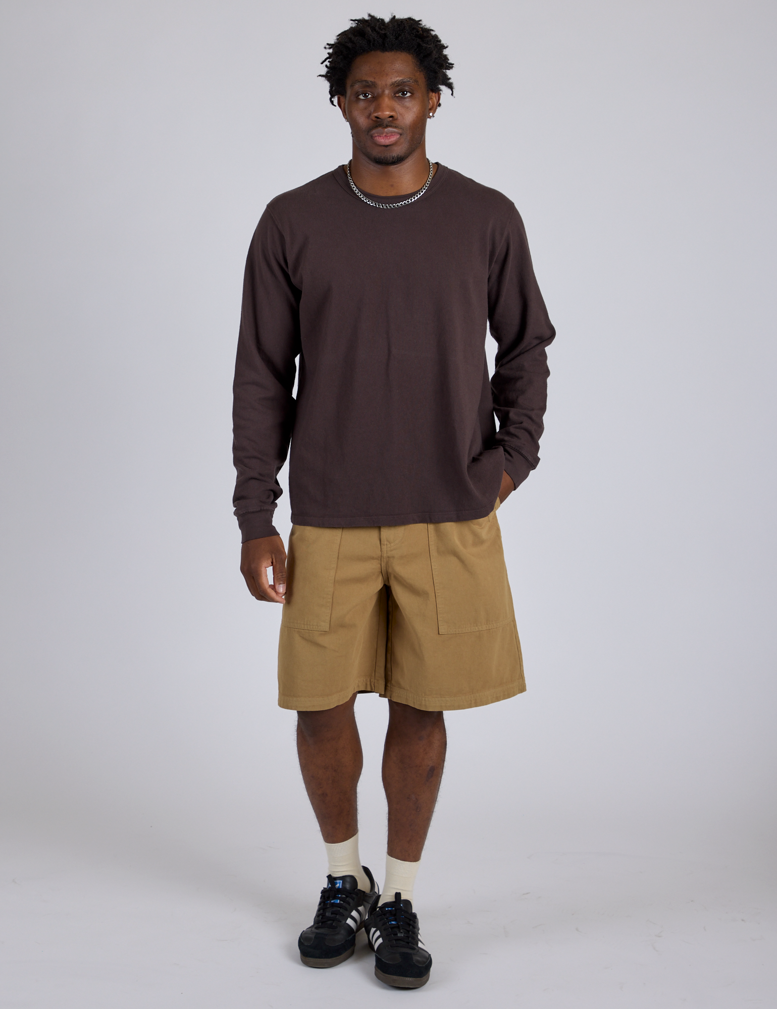 Isaac is 5’10” and wearing M Longline Work Shorts in Desert Brown paired with espresso brown Long Sleeve Burly Tee