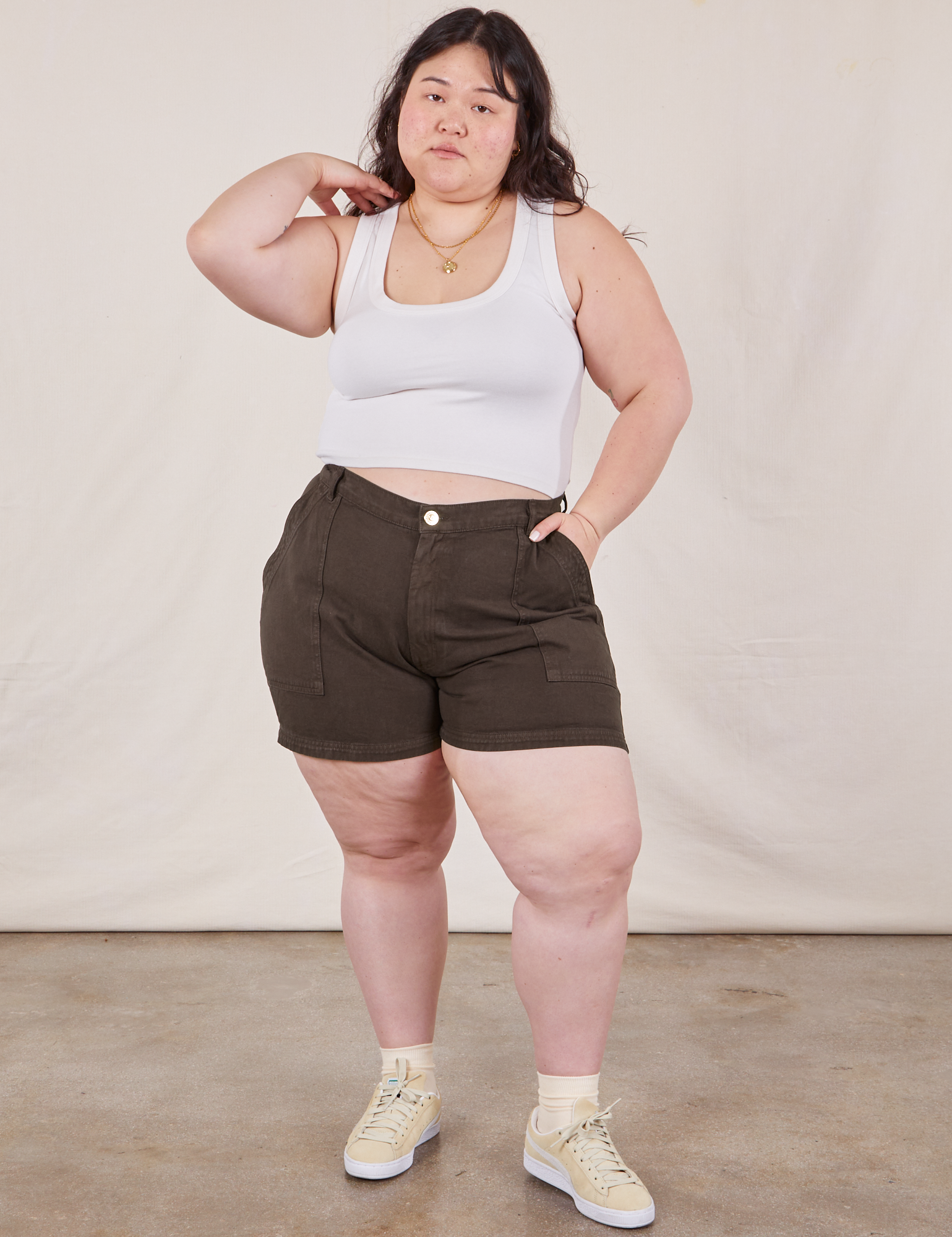 Ashley is 5’7” and wearing 1XL Classic Work Shorts in Espresso Brown paired with Cropped Tank Top in vintage tee off-white
