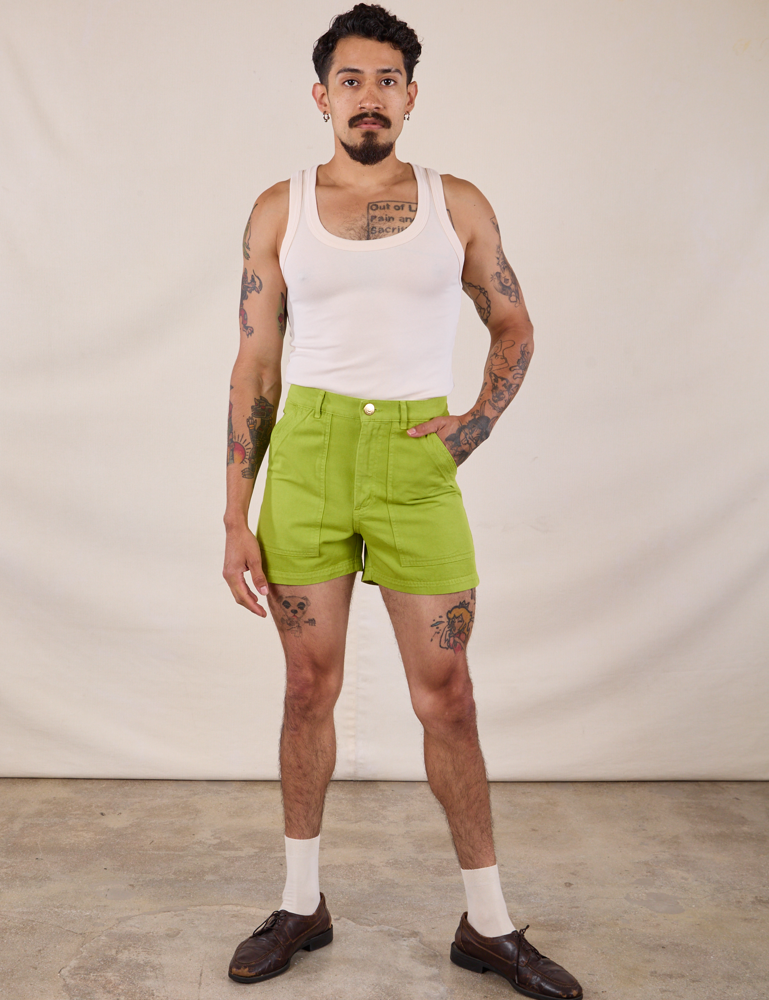 Jesse is 5’8” and wearing XS Classic Work Shorts in Gross Green paired with Tank Top in Vintage Tee Off-White