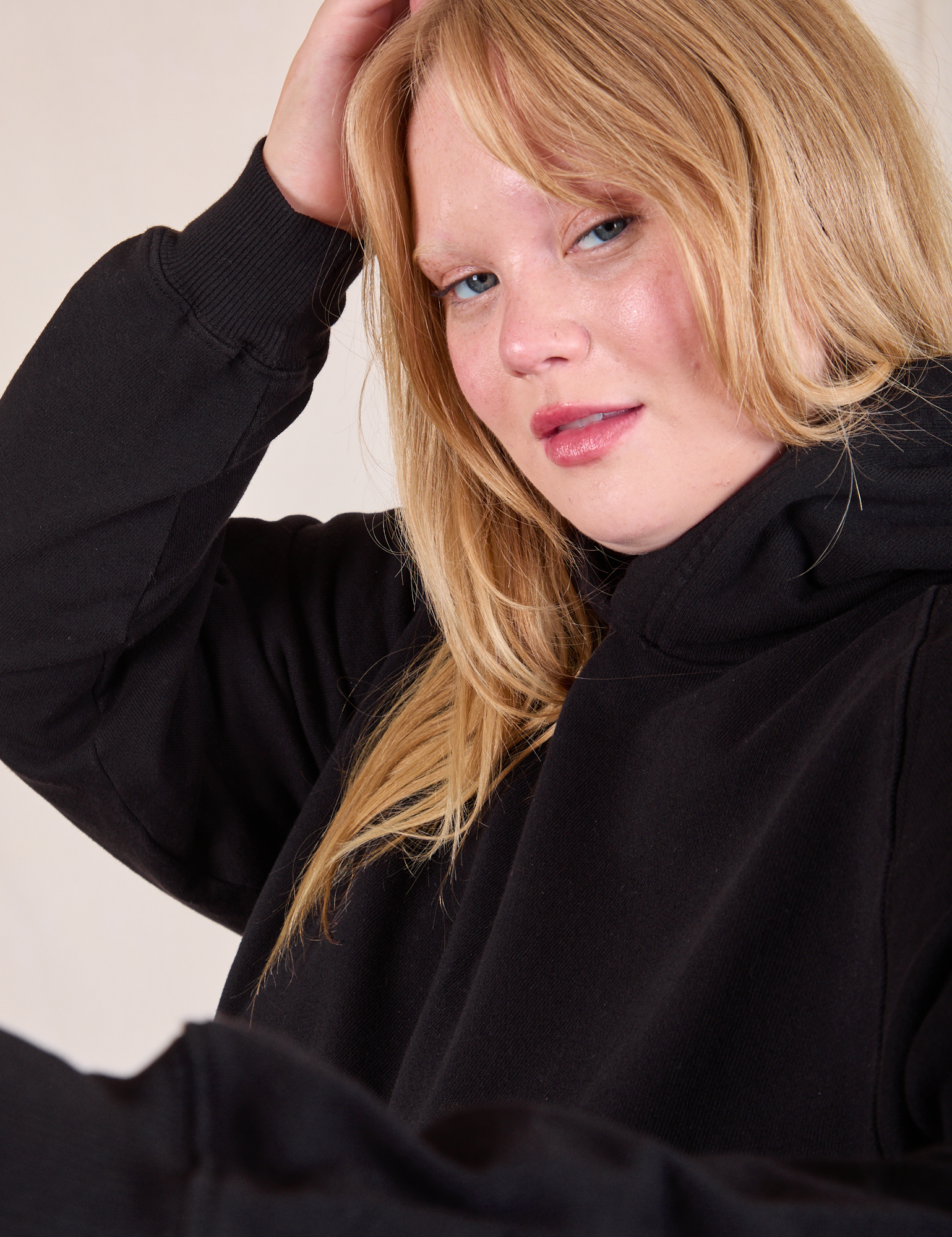 Oversized Hoodie in Basic Black close up on Juliet