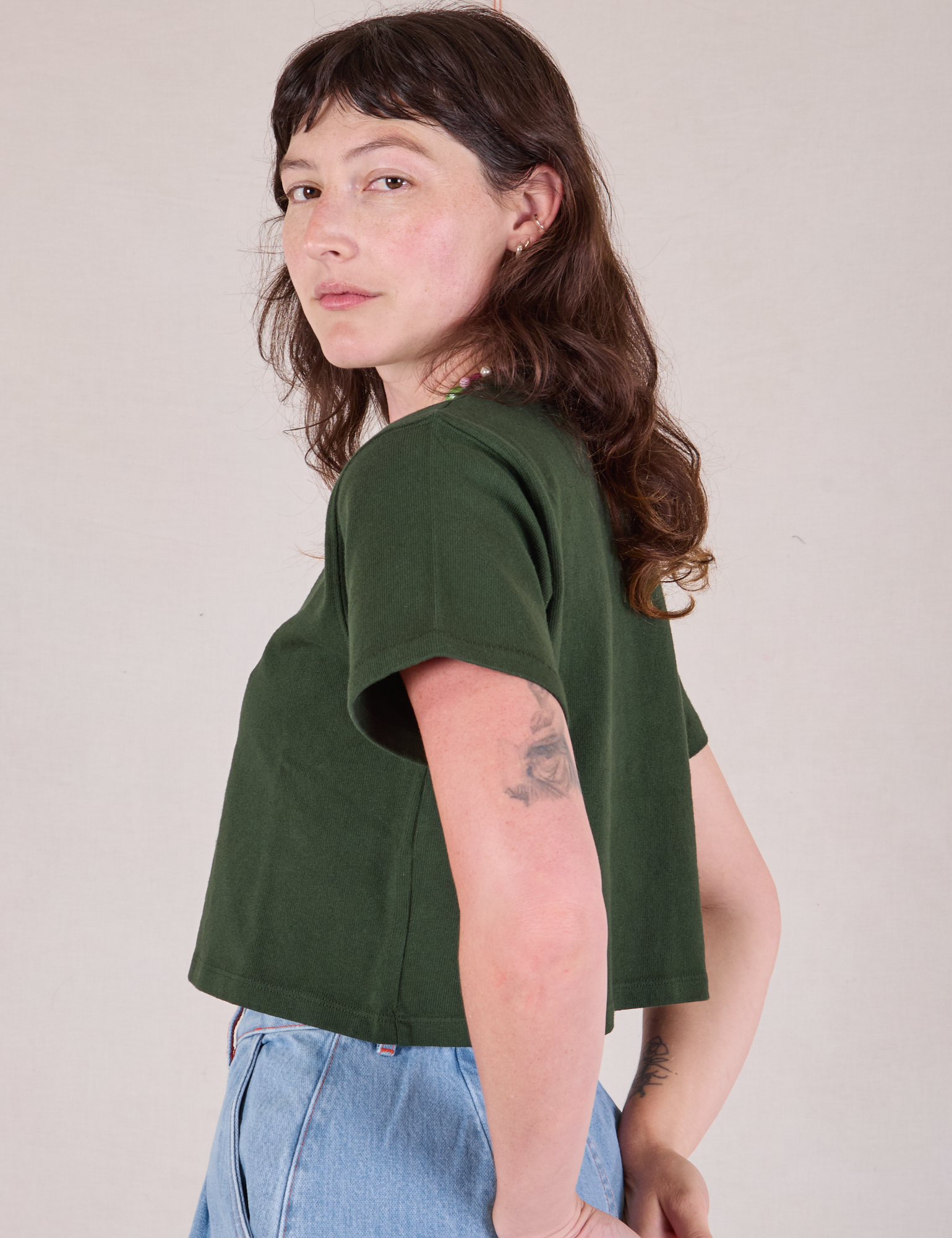 Cropped Burly Tee in Swamp Green side view on Alex