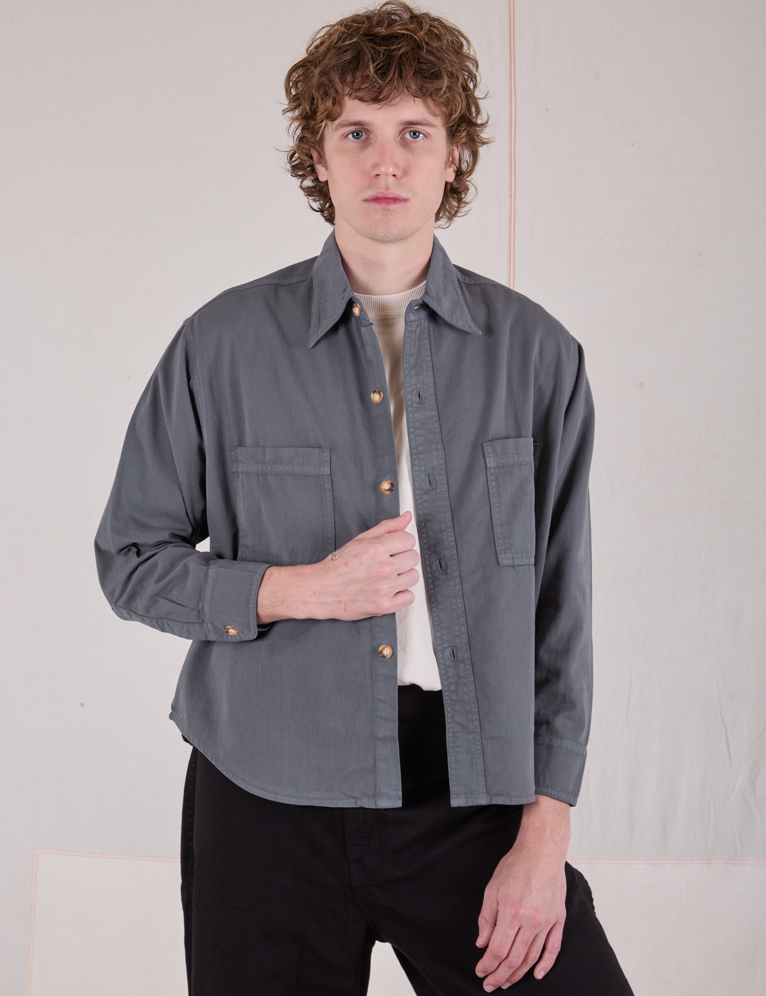 Quinn is 6&#39;3&quot; and wearing S Cropped Overshirt in Slate Grey