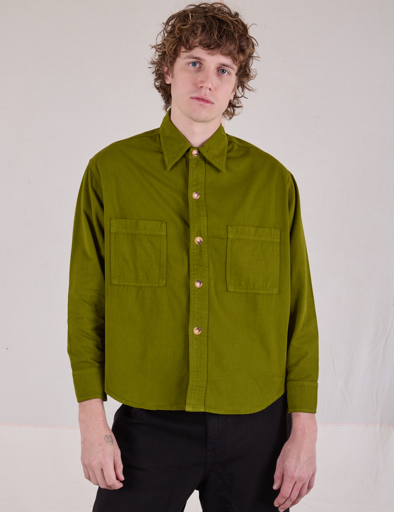 Quinn is 6&#39;3&quot; and wearing S Cropped Overshirt in Summer Olive