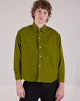 Quinn is 6'3" and wearing S Cropped Overshirt in Summer Olive