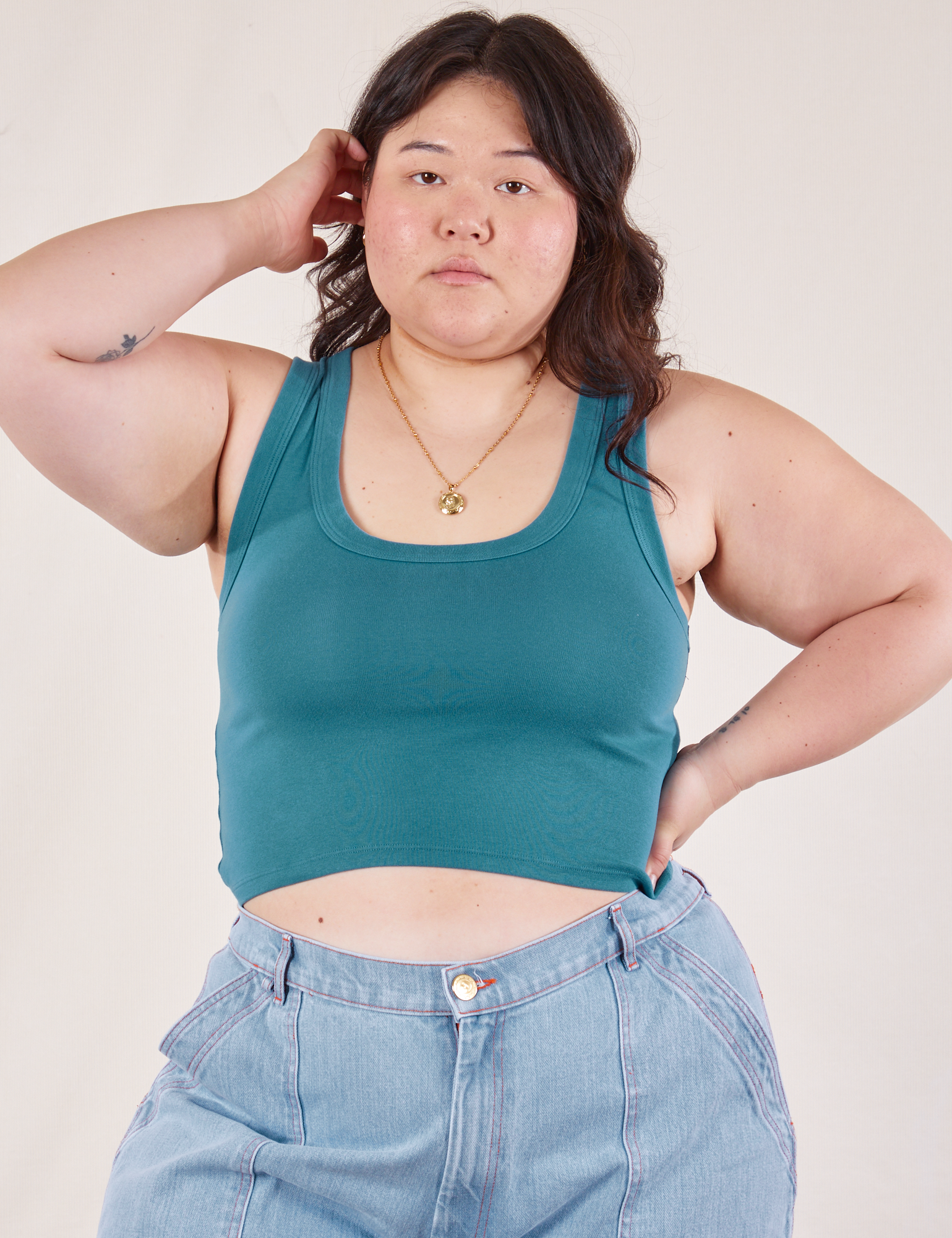 Ashley is 5&#39;7&quot; and wearing L Cropped Tank Top in Marine Blue