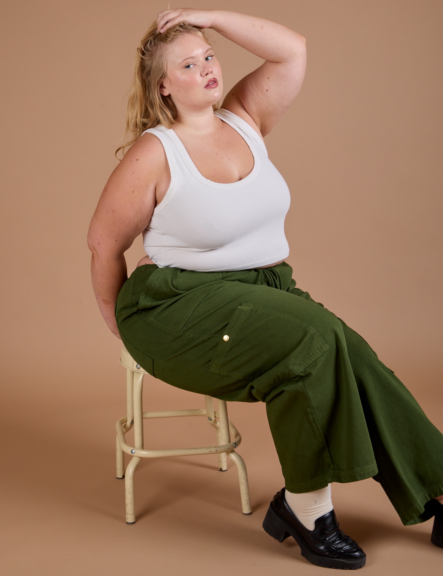 Drop Pocket Cargo Pants in Evergreen and Cropped Tank in vintage tee white worn by Juliet
