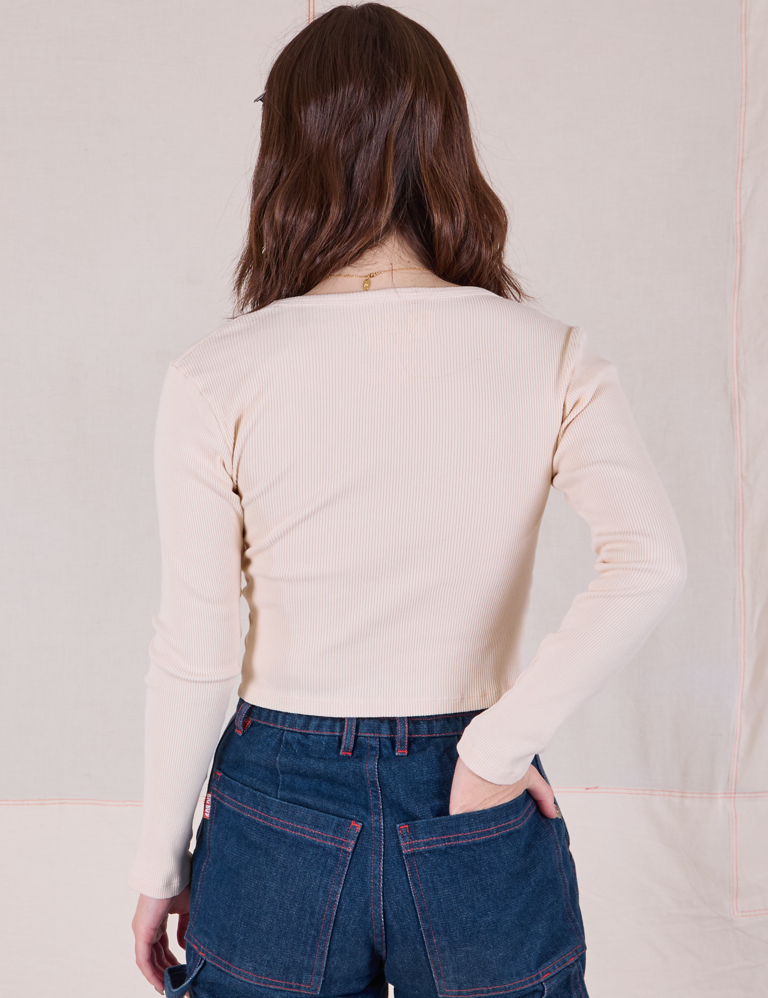 Long Sleeve V-Neck Tee in Vintage Tee Off-White back view on Hana