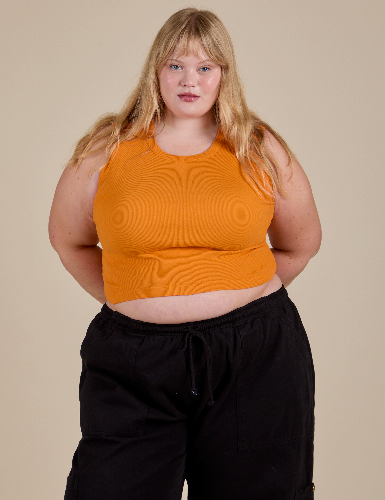 Juliet is 5’7” and wearing M Muscle Tee in Creamsicle Orange