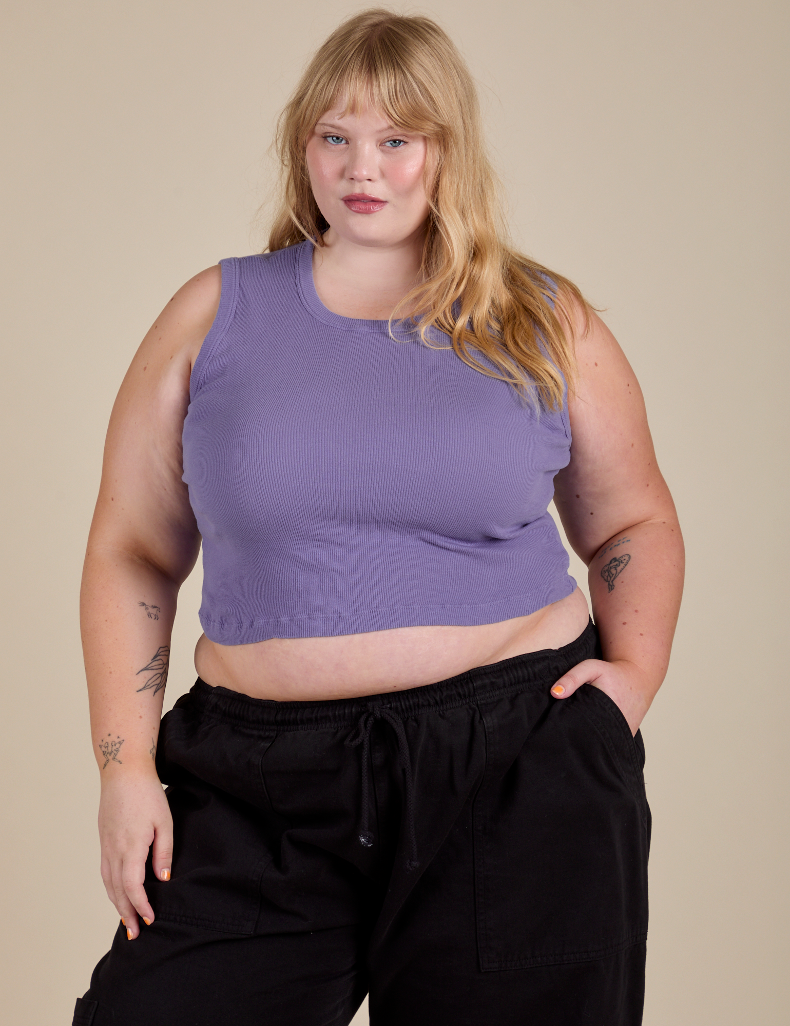 Juliet is 5’7” and wearing M Muscle Tee in Faded Grape