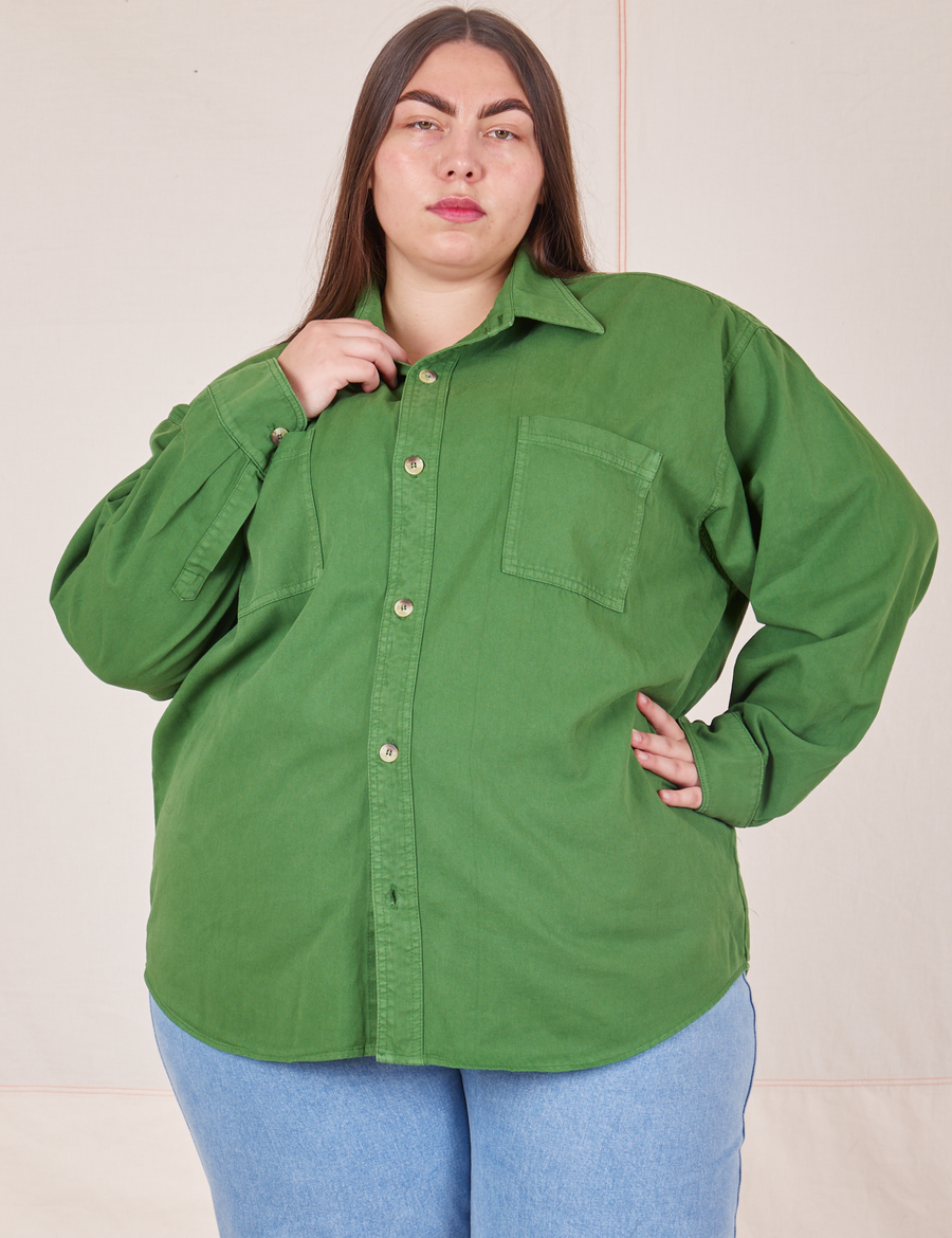 Marielena is wearing a buttoned up Oversize Overshirt in Lawn Green
