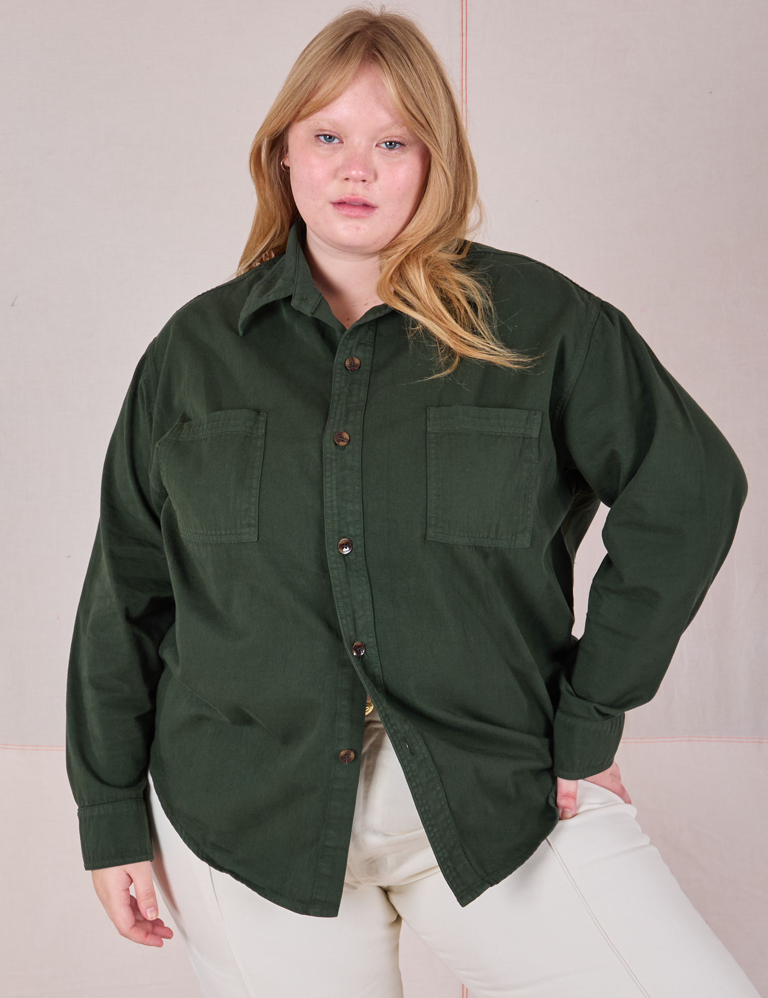 Juliet is 5’7” and wearing L Twill Overshirt in Swamp Green