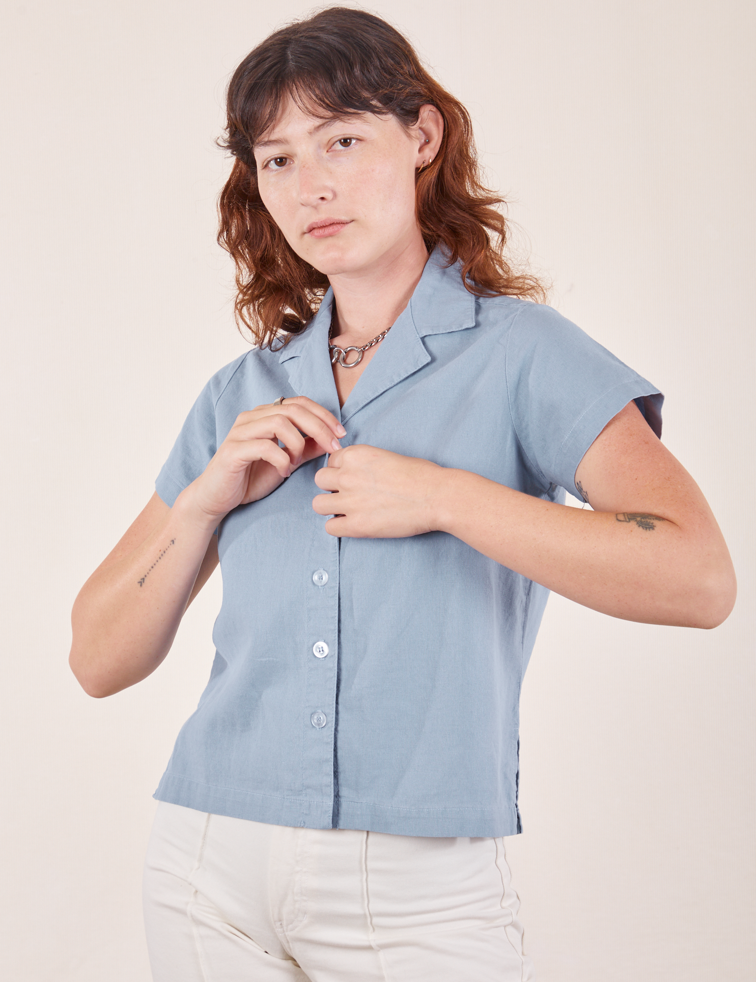 Alex is 5&#39;8&quot; and wearing P Pantry Button-Up in Periwinkle