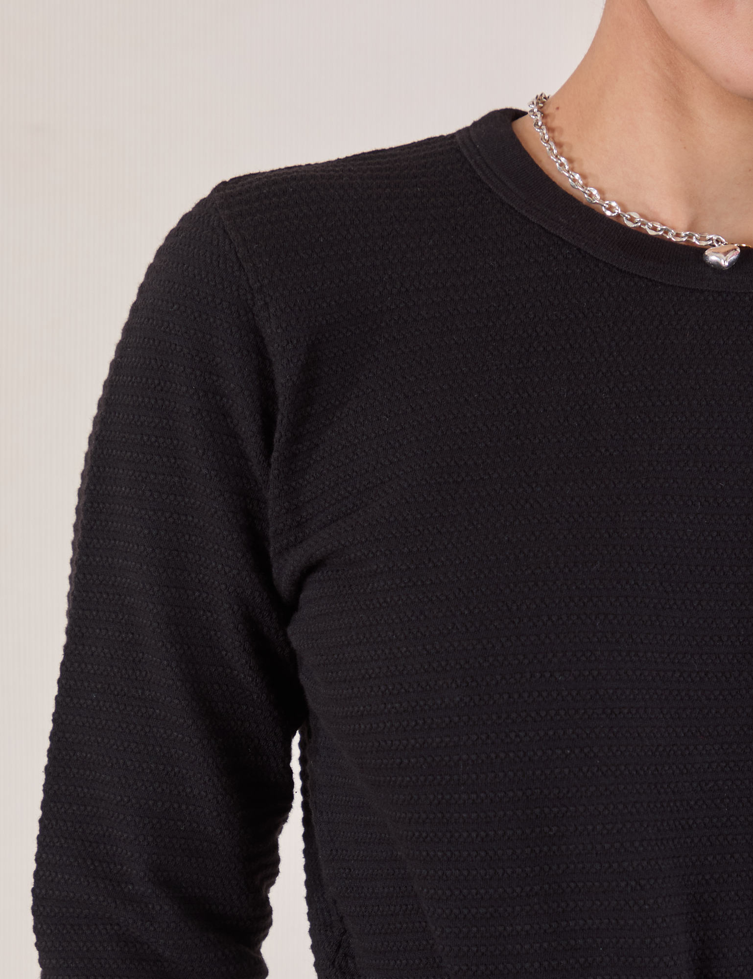 Honeycomb Thermal in Basic Black shoulder close up on Soraya