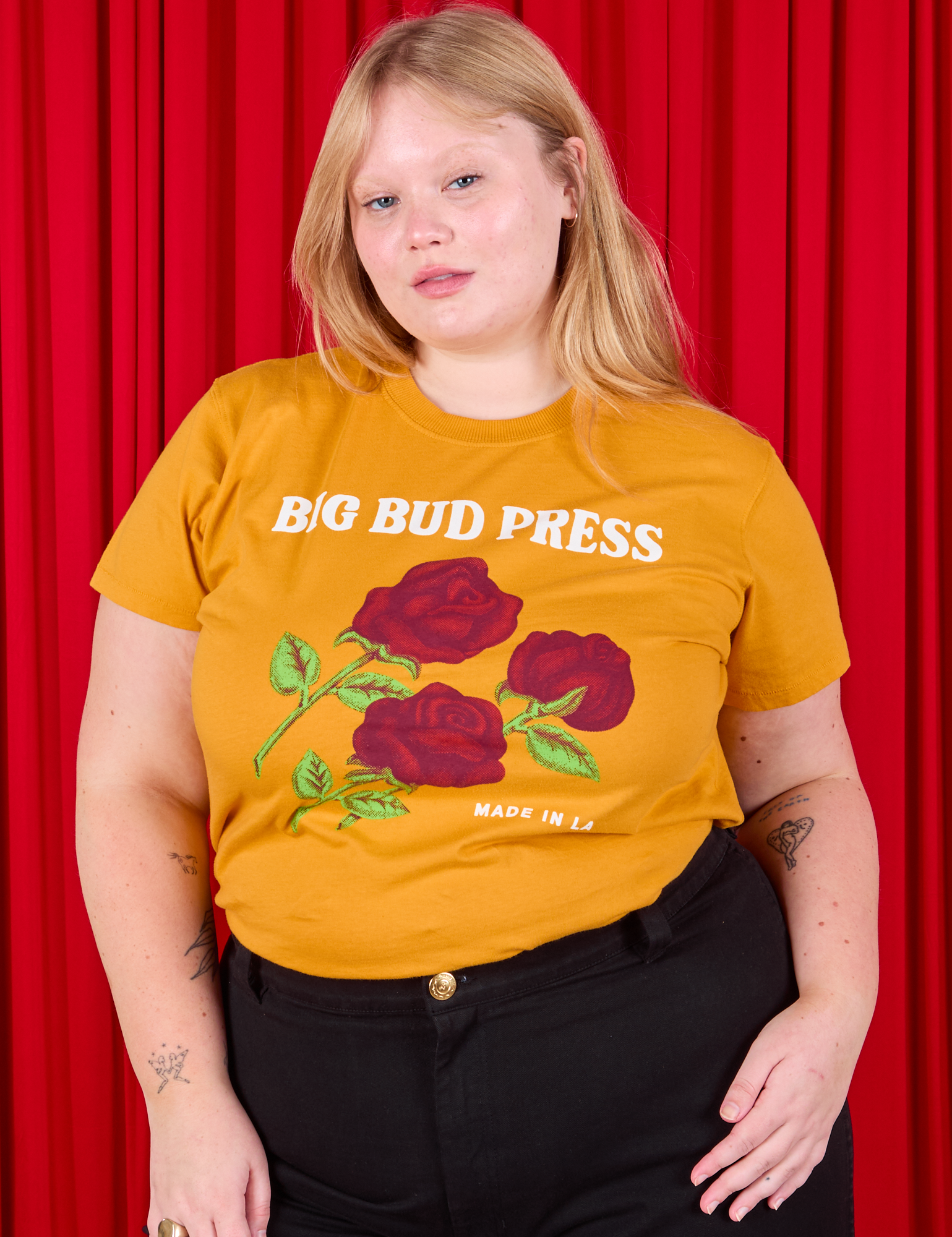 Juliet is 5&#39;7&quot; and wearing L 3 Roses Organic Tee