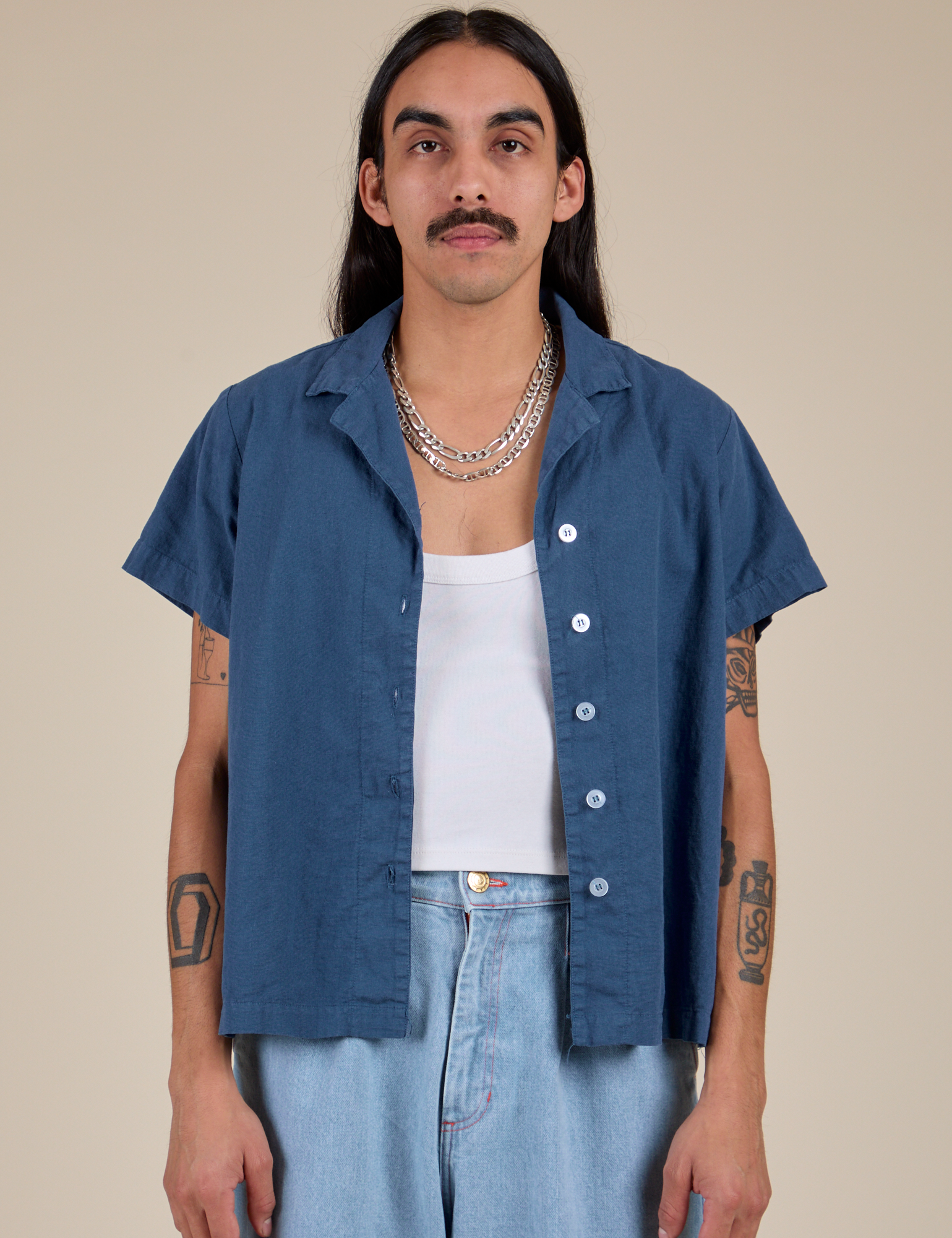 Anthony is 5’6” and wearing S Pantry Button-Up in French Blue