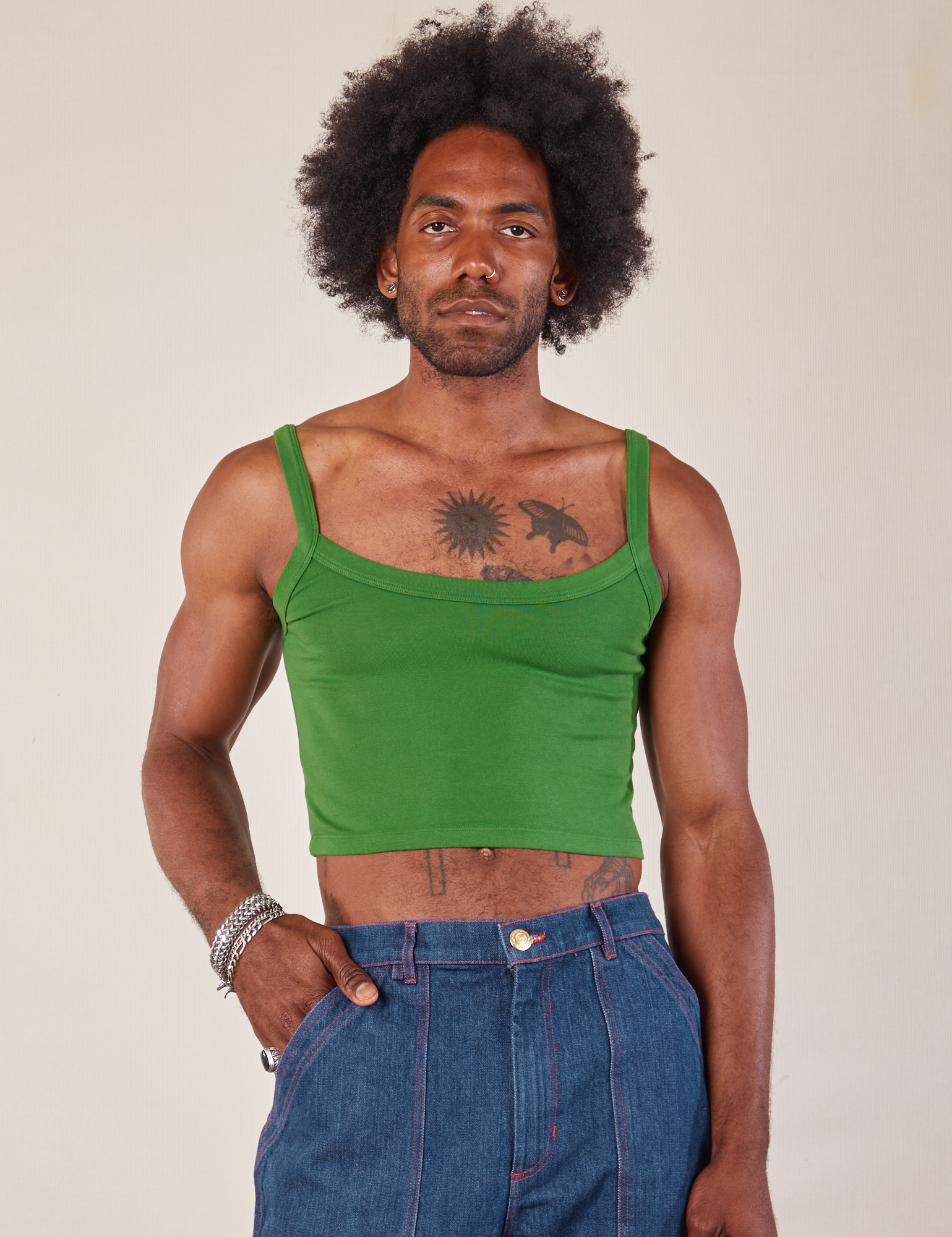 Jerrod is 6’3” and wearing S Cropped Cami in Lawn Green paired with dark wash Carpenter Jeans