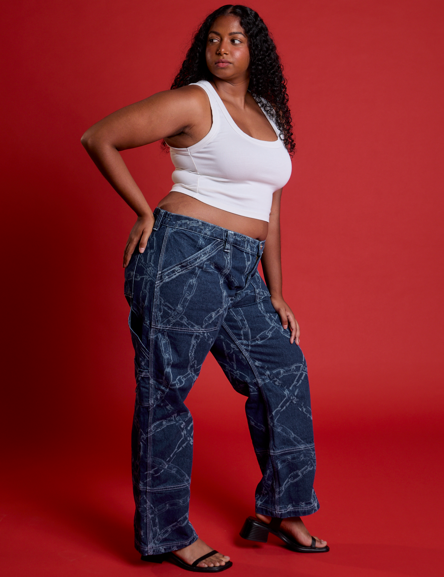 Mid-Rise Carpenter Jeans in Chain Link and Cropped Tank in Vintage Tee Whiet side view on Meghna