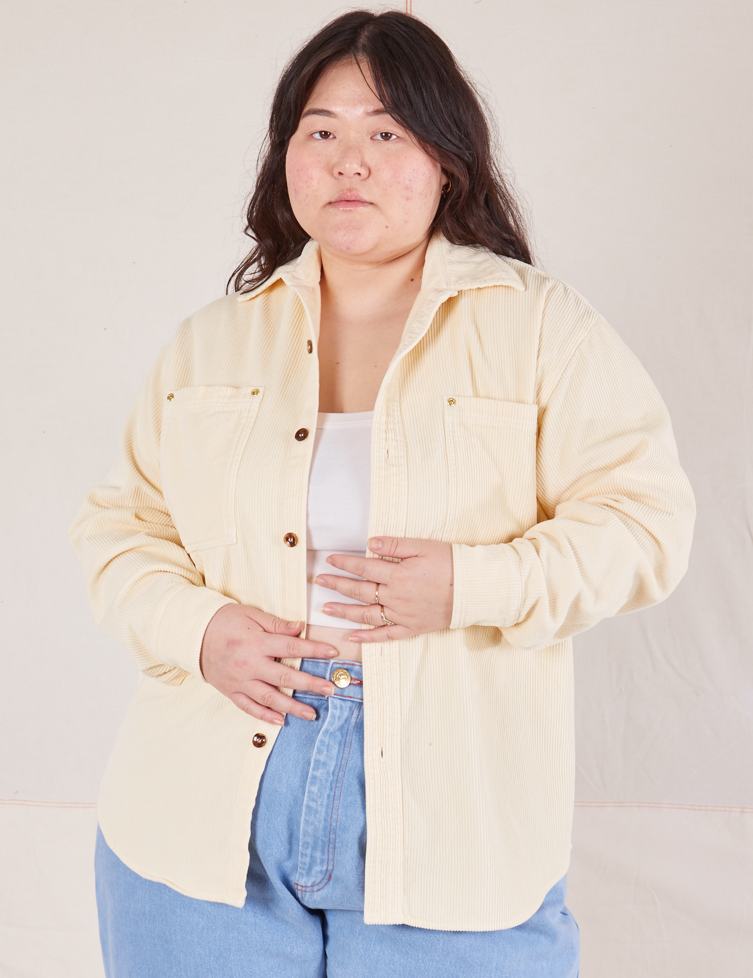 Ashley is 5&#39;7&quot; and wearing M Corduroy Overshirt in Vintage Off-White with a vintage off-white Cropped Tank underneath