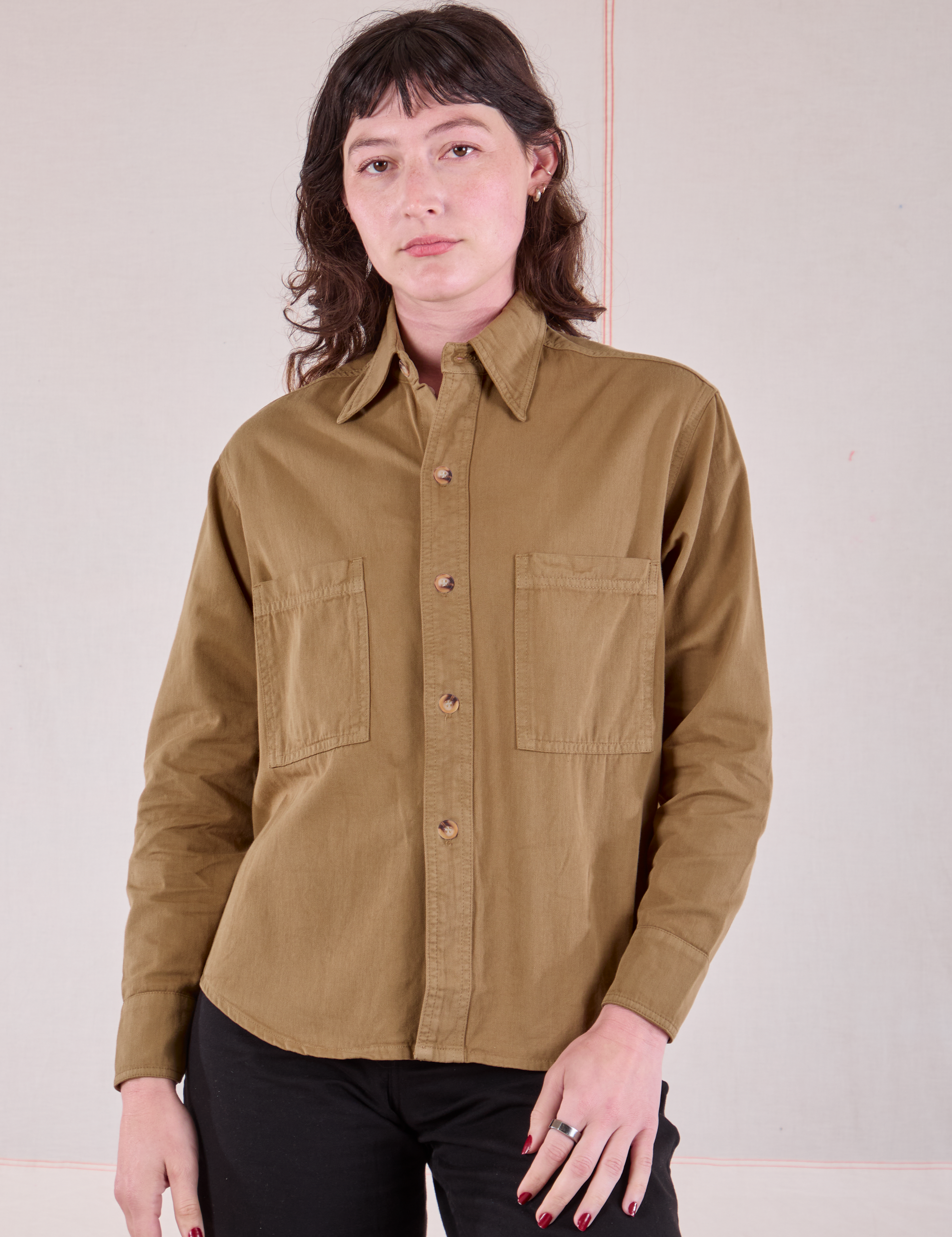 Alex is 5&#39;8&quot; and wearing P Cropped Overshirt in Desert Brown