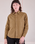 Alex is 5'8" and wearing P Cropped Overshirt in Desert Brown