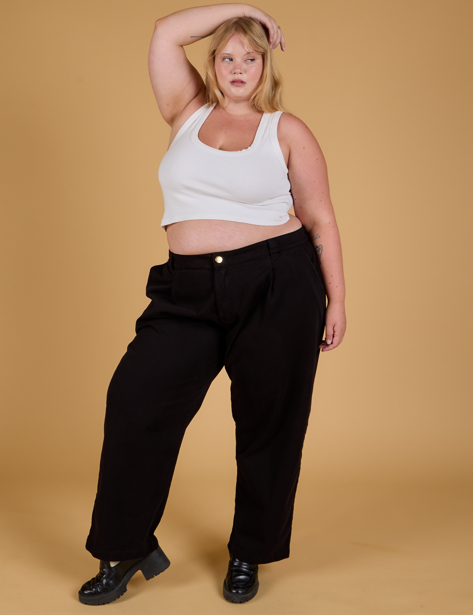 Juliet is 5&#39;7&quot; and wearing 1XL Baggy Mid-Rise Trousers in Basic Black paired with a vintage tee white Cropped Tank 