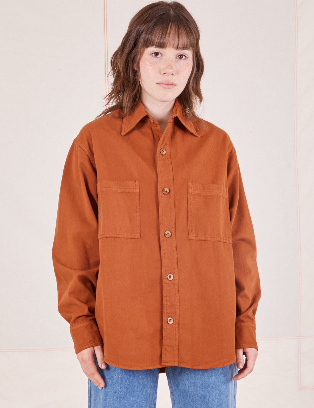 Hana is wearing size P Oversize Overshirt in Burnt Terracotta