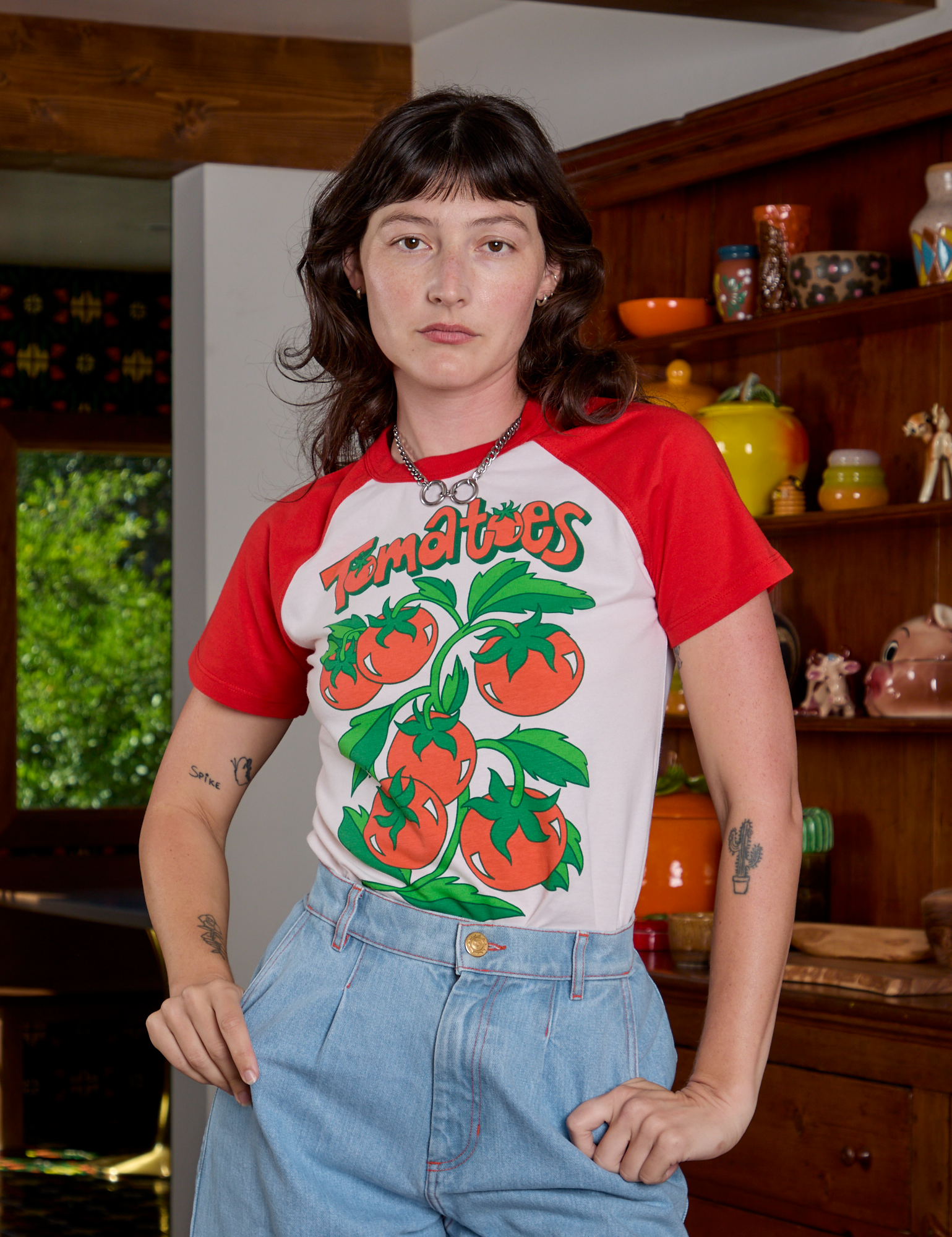 Alex is 5&#39;8&quot; and wearing P Short Sleeve Raglan Tee in Tomatoes