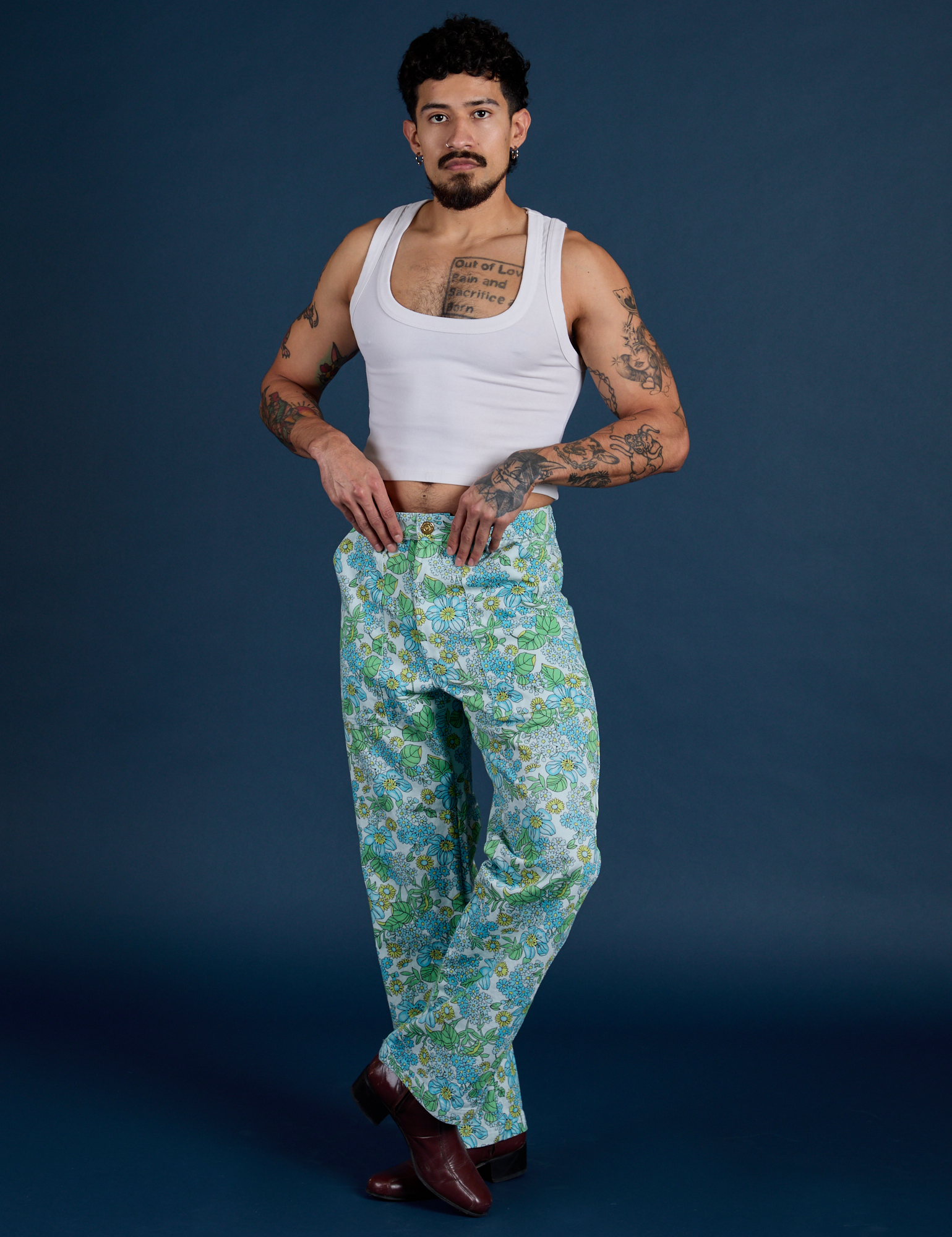 Jesse is 5’7” and wearing S Winter Floral Print Work Pants paired with a Cropped Tank in Vintage Tee White