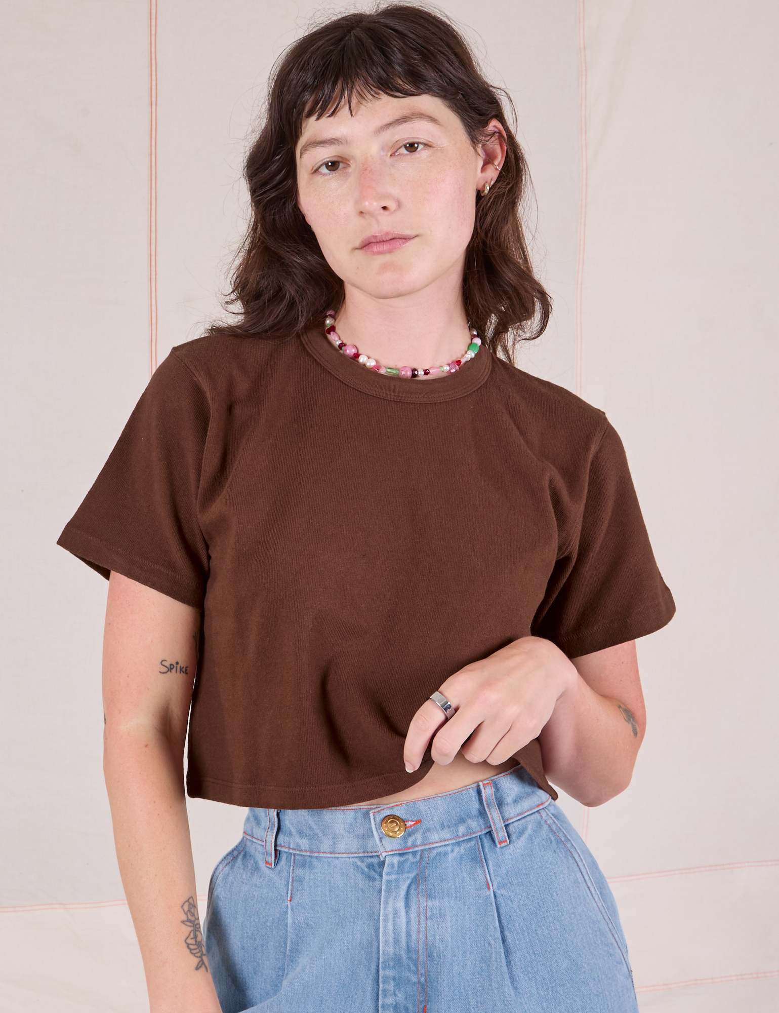 Alex is 5&#39;8&quot; and wearing P Cropped Burly Tee in Fudgesicle Brown