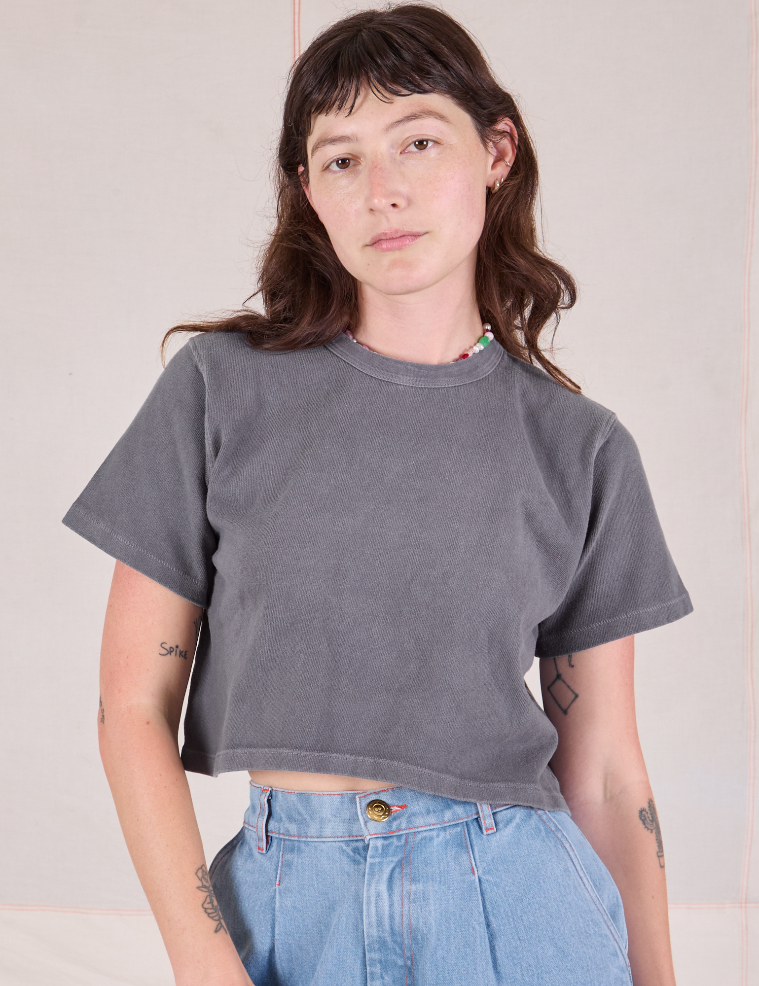 Alex is 5&#39;8&quot; and wearing P Cropped Burly Tee in Washed Grey