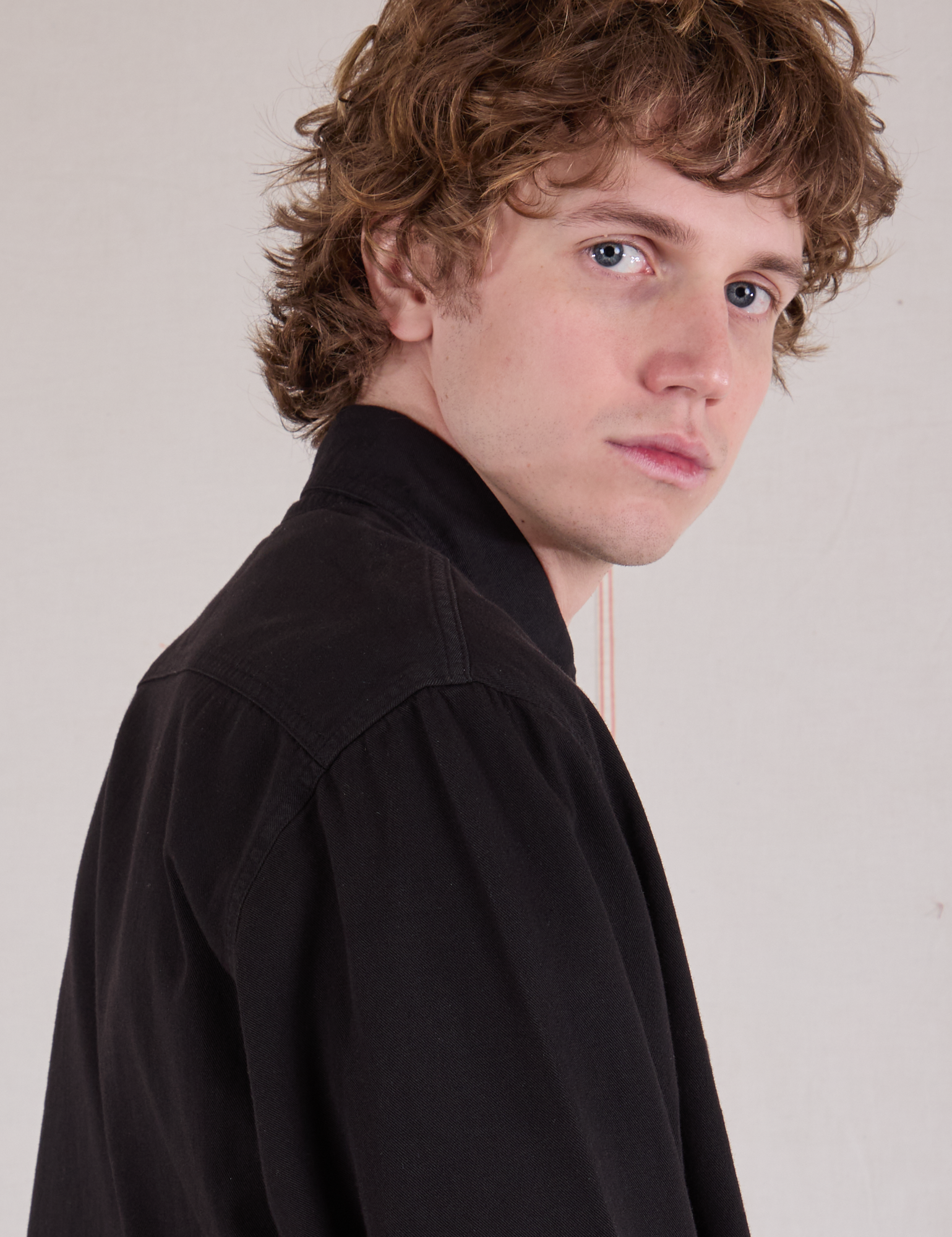 Cropped Overshirt in Basic Black shoulder close up on Quinn