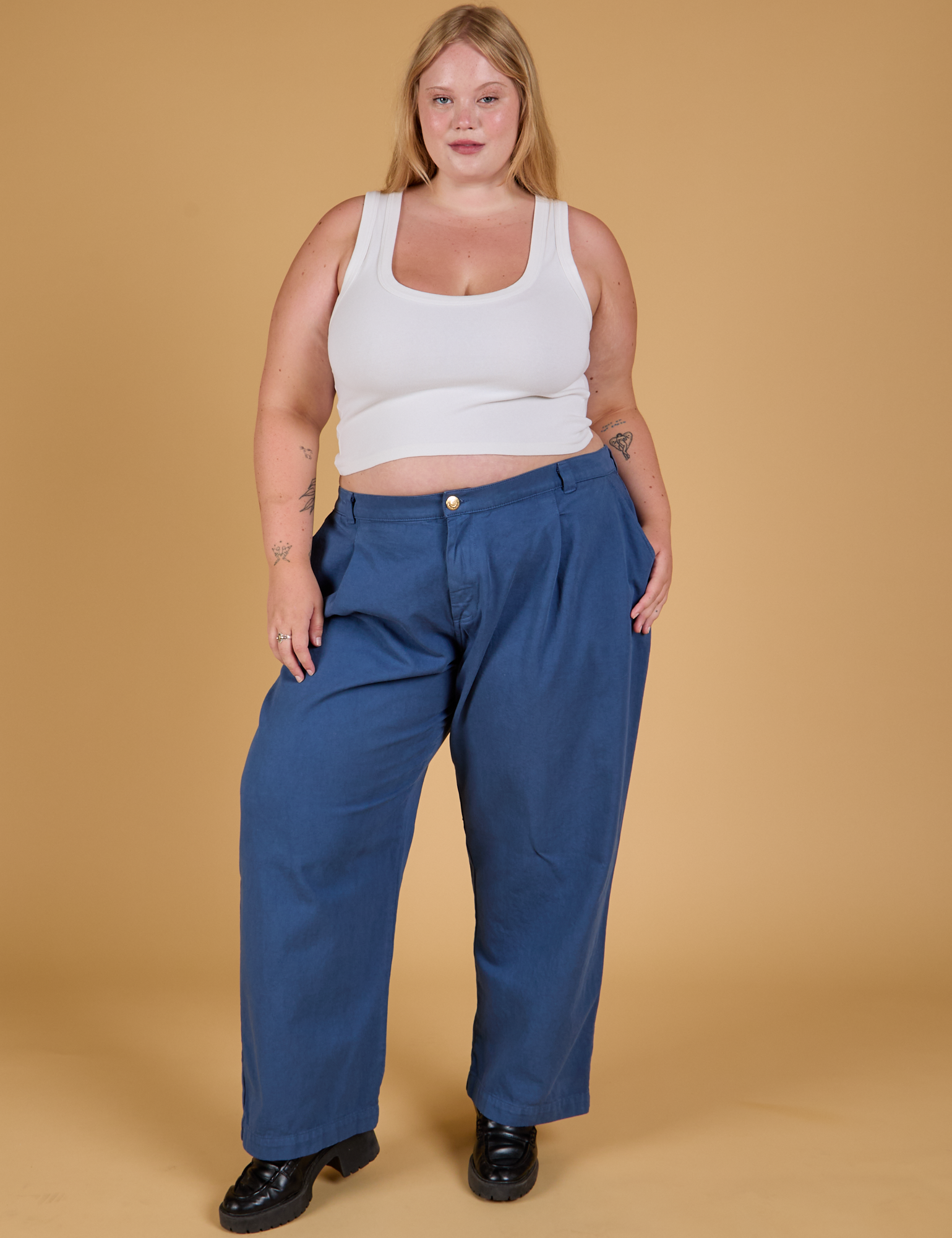 Juliet is 5&#39;7&quot; and wearing 1XL Baggy Mid-Rise Trousers in French Blue paired with vintage tee white Cropped Tank