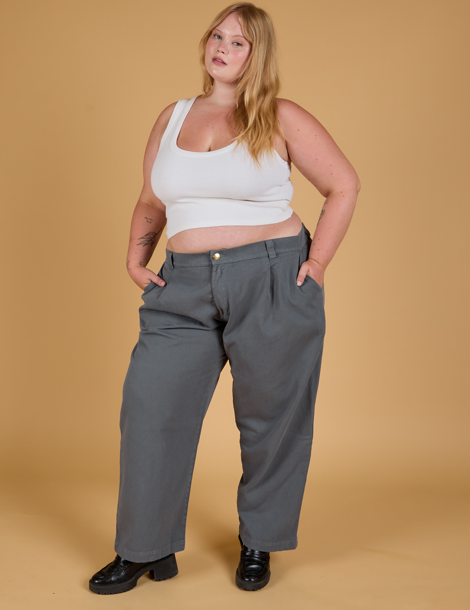 Juliet is 5&#39;7&quot; and wearing 1XL Baggy Mid-Rise Trousers in Slate Grey paired with a vintage tee white Cropped Tank