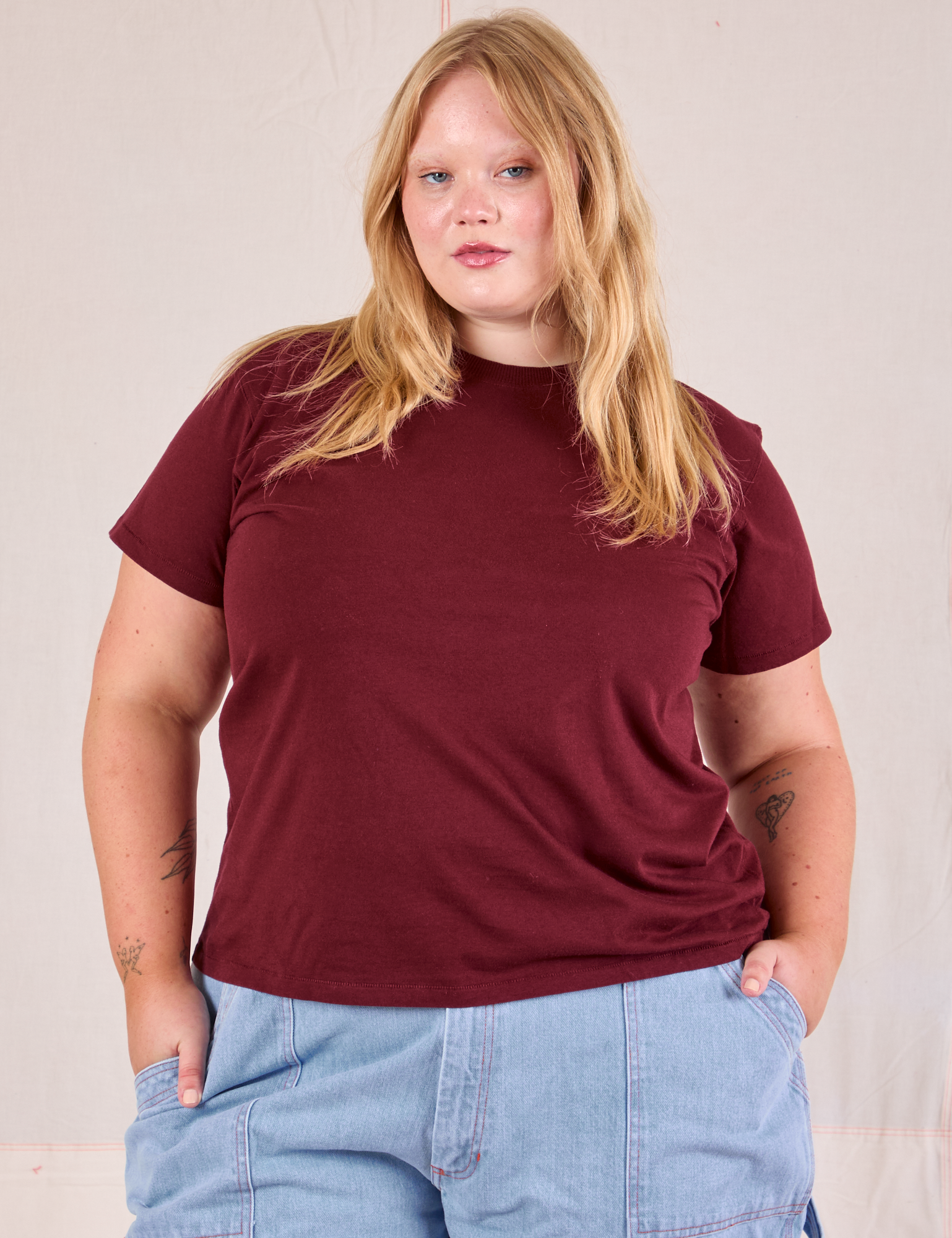 Juliet is 5&#39;7&quot; and wearing L Organic Vintage Tee in Red Wine