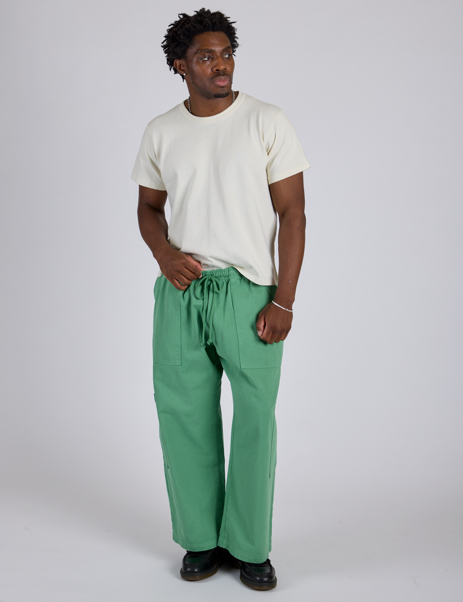 Isaac is 5’10” and wearing M Drop Pocket Cargo Pants in Seafoam Green paired with Organic Vintage Tee in Vintage Tee White