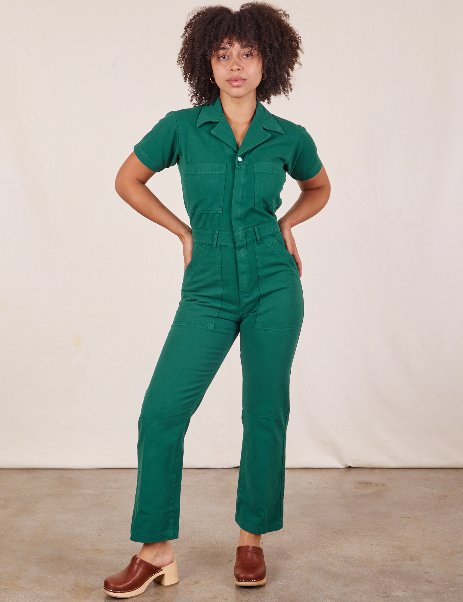 Gabi is 5&#39;7&quot; and wearing XS Short Sleeve Jumpsuit in Hunter Green