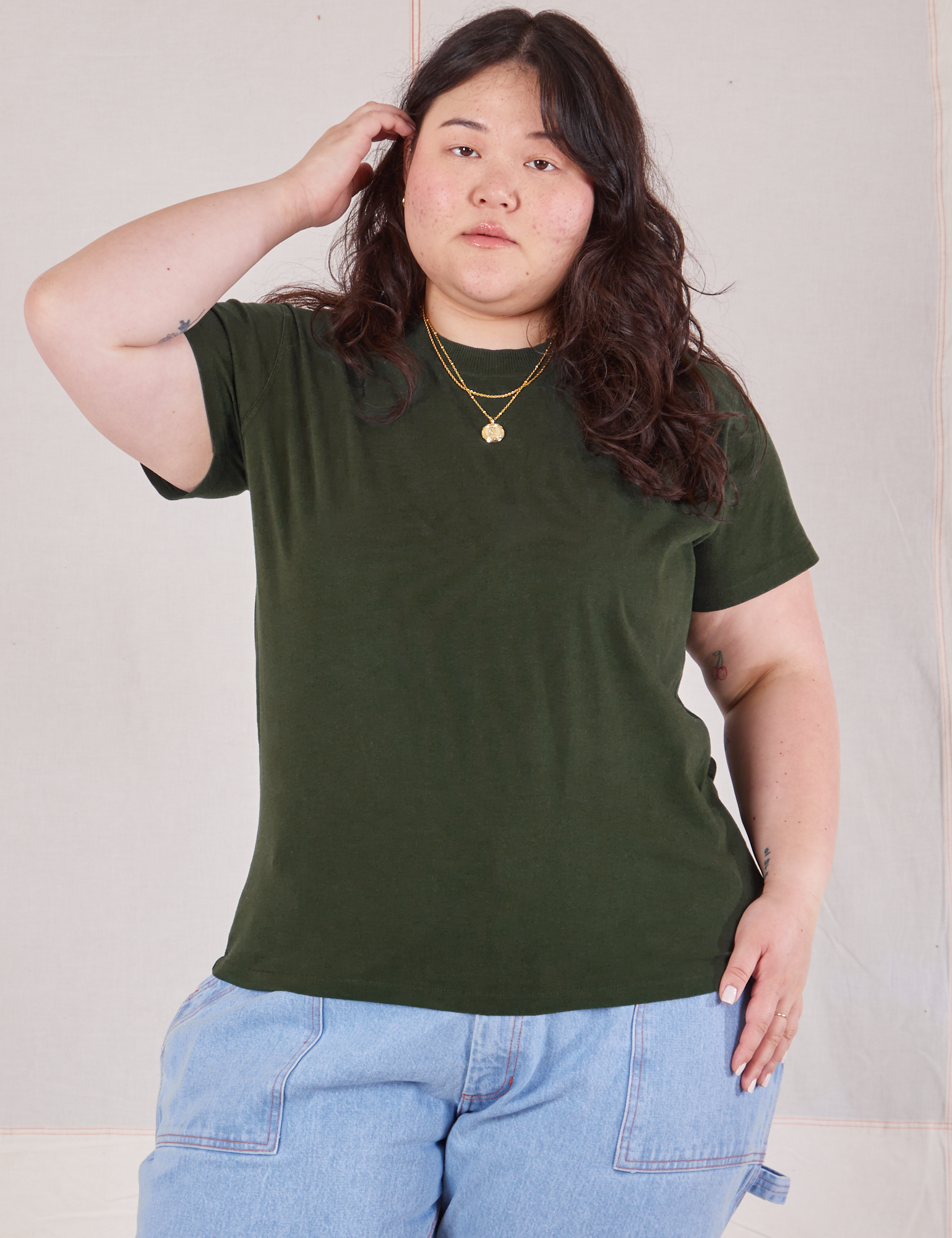 Ashley is 5&#39;7&quot; and wearing L Organic Vintage Tee in Swamp Green