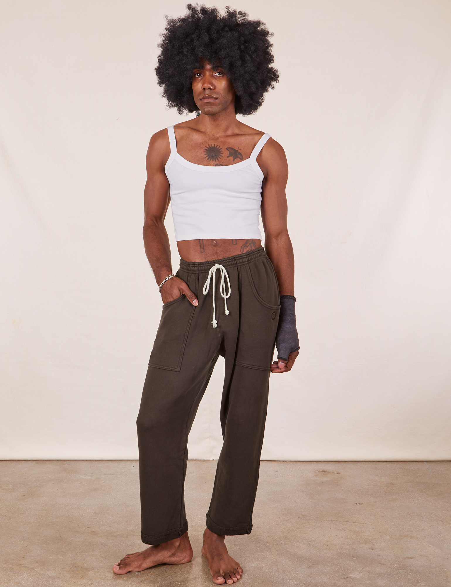 Jerrod is 6&#39;3&quot; and wearing M Cropped Rolled Cuff Sweatpants in Espresso Brown vintage off-white Cami