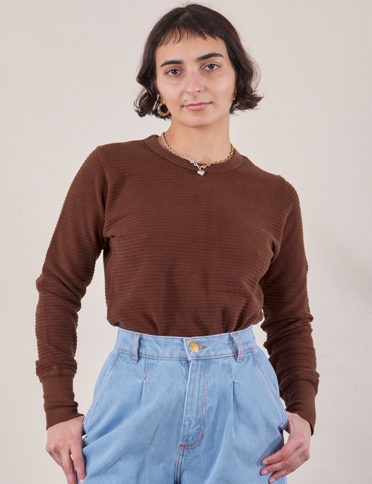 Soraya is 5&#39;3&quot; and wearing P Honeycomb Thermal in Fudgesicle Brown