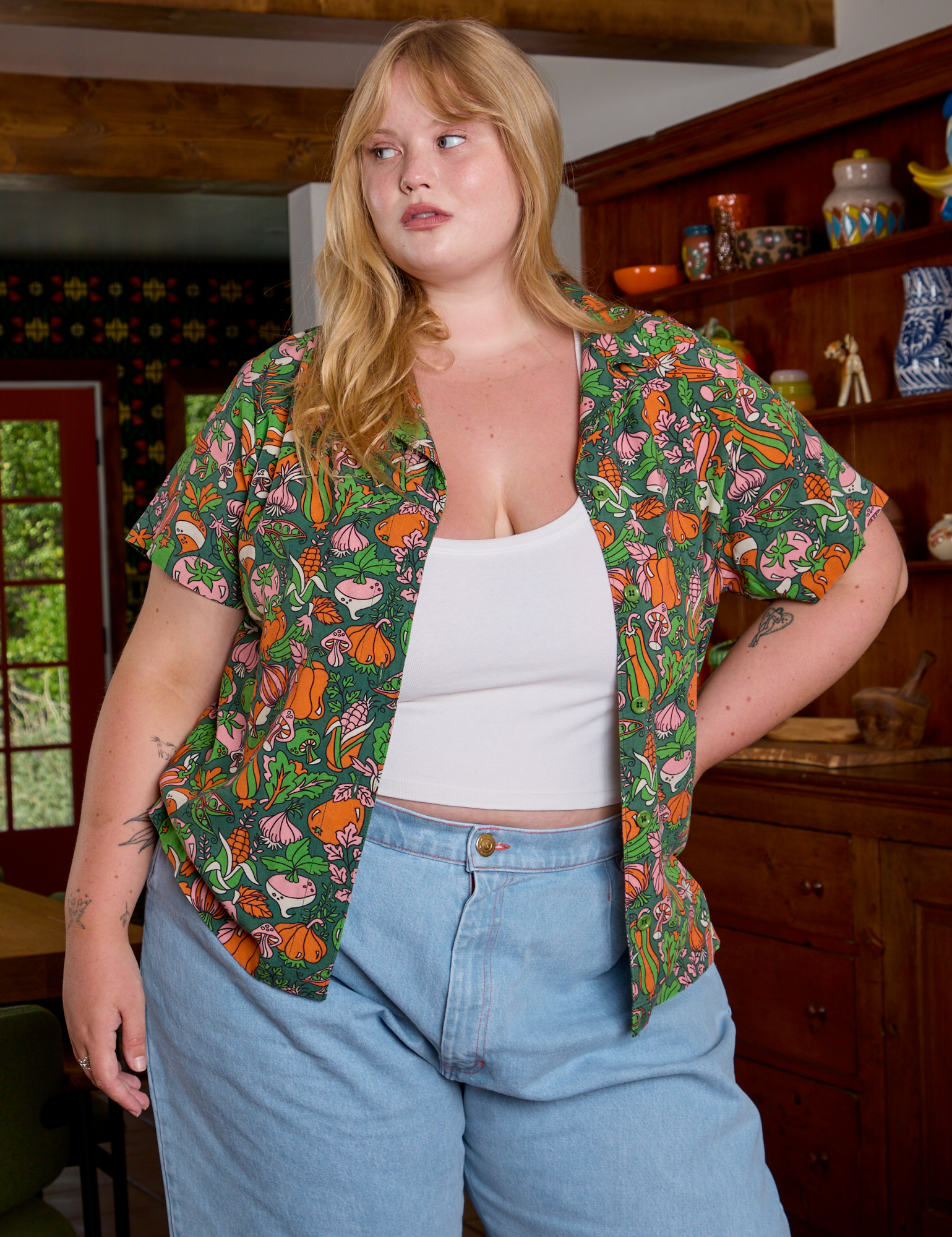 Juliet is 5&#39;7&quot; and wearing L Kitchen Collection Pantry Button-Up