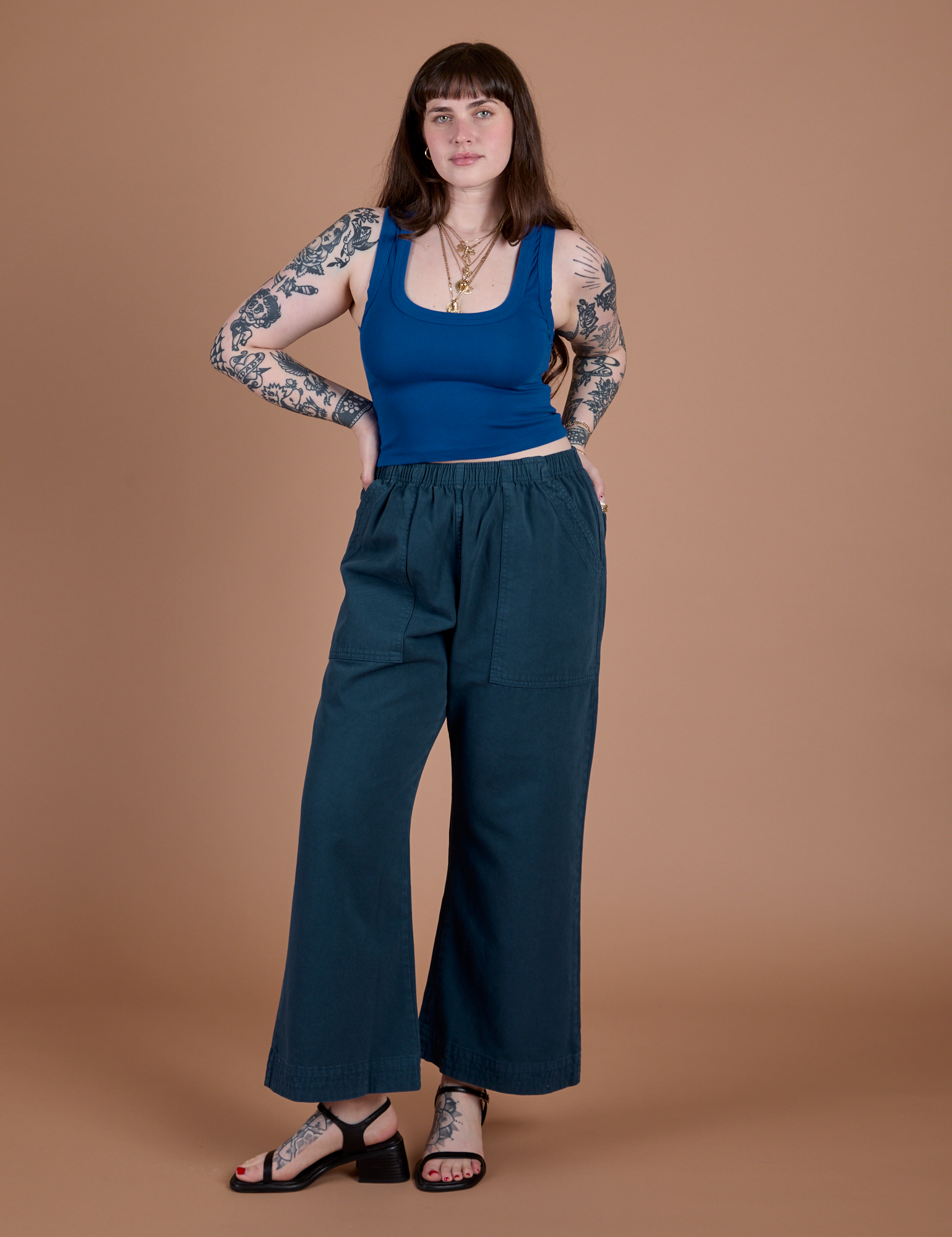 Sydney is 5’9” and wearing M Action Pants in Lagoon paired with royal blue Cropped Tank