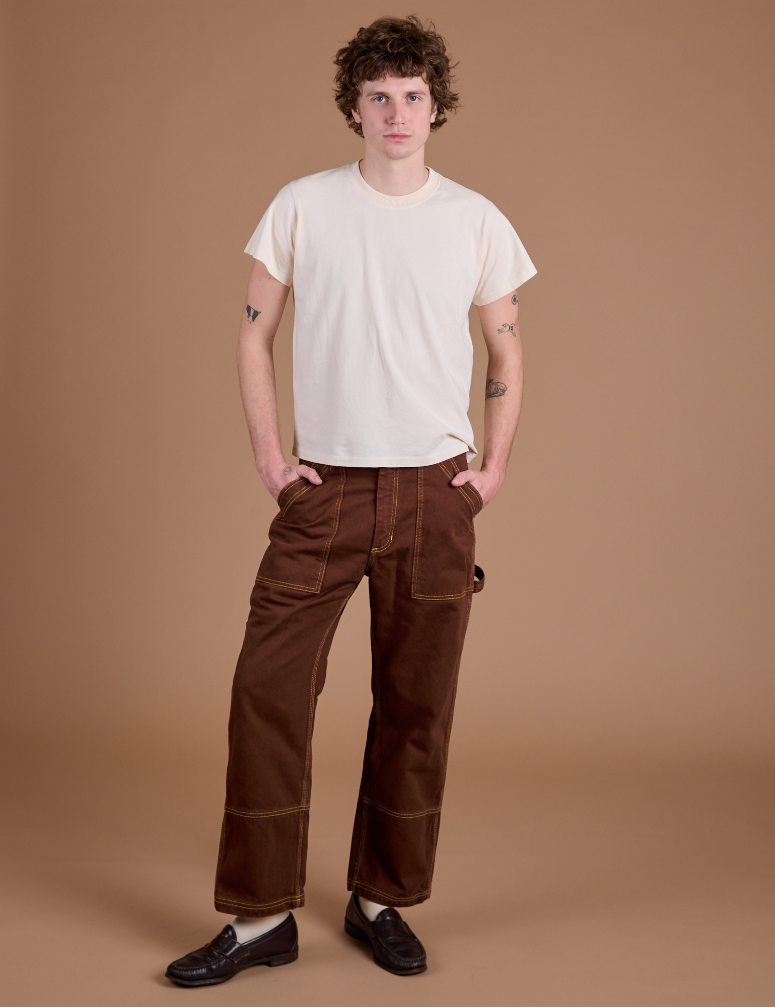 Quinn is 6’3” and wearing M Carpenter Jeans in Fudgesicle Brown paired with the Organic Vintage Tee in Vintage Tee Off-White