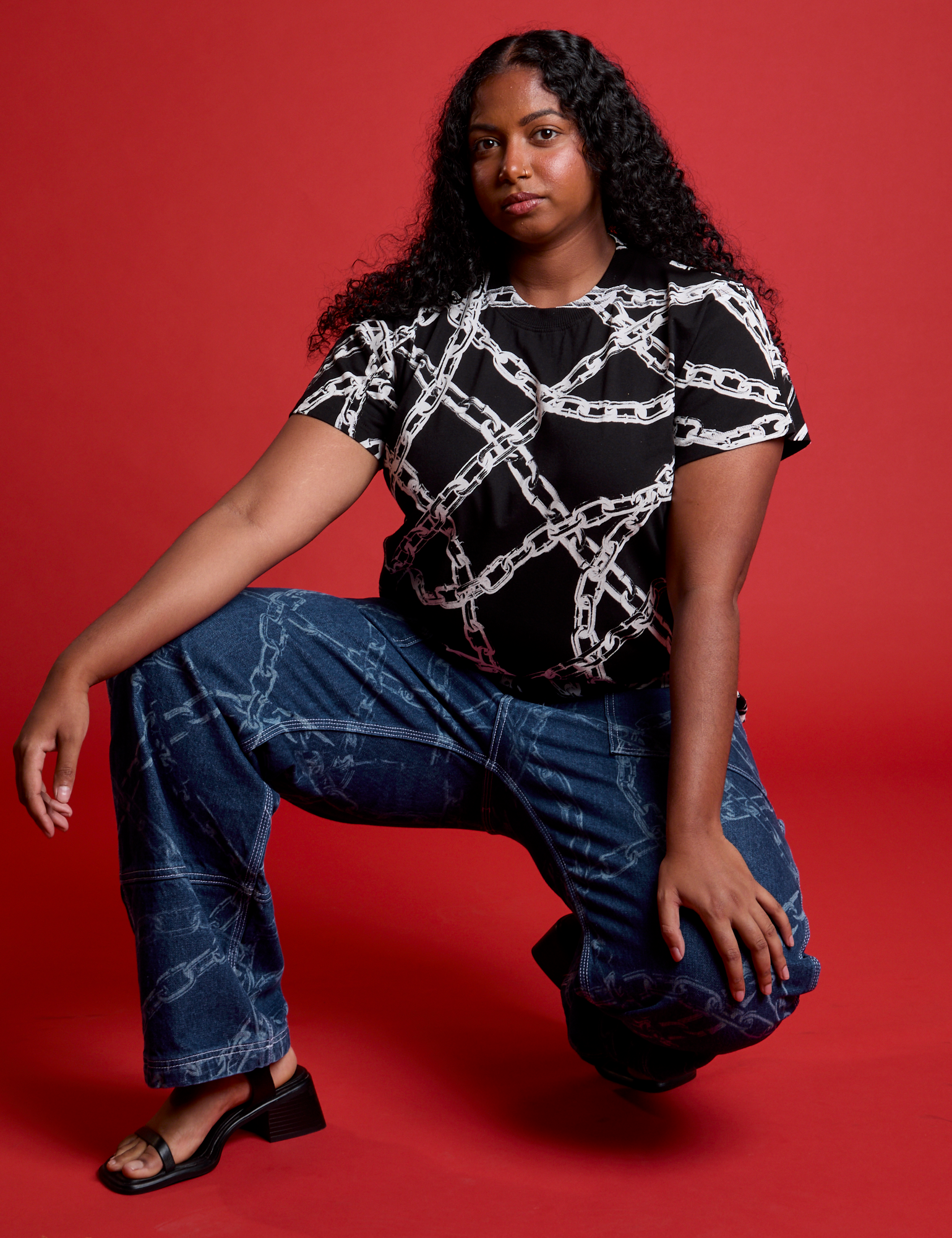 Meghna is wearing Chain Link Vintage Tee in Basic Black and Mid-Rise Carpenter Jeans in Chain Link