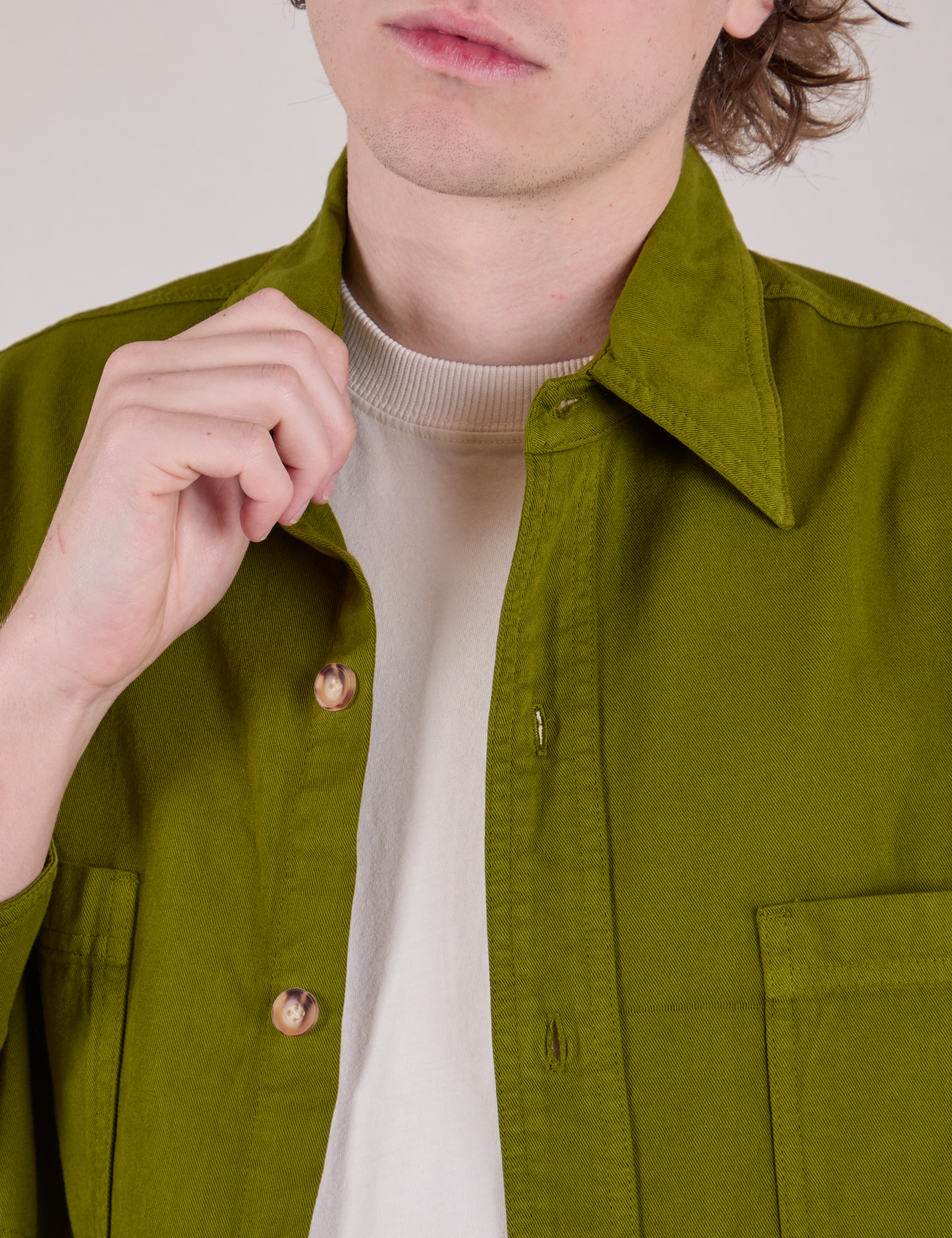 Cropped Overshirt in Summer Olive front close up on Quinn